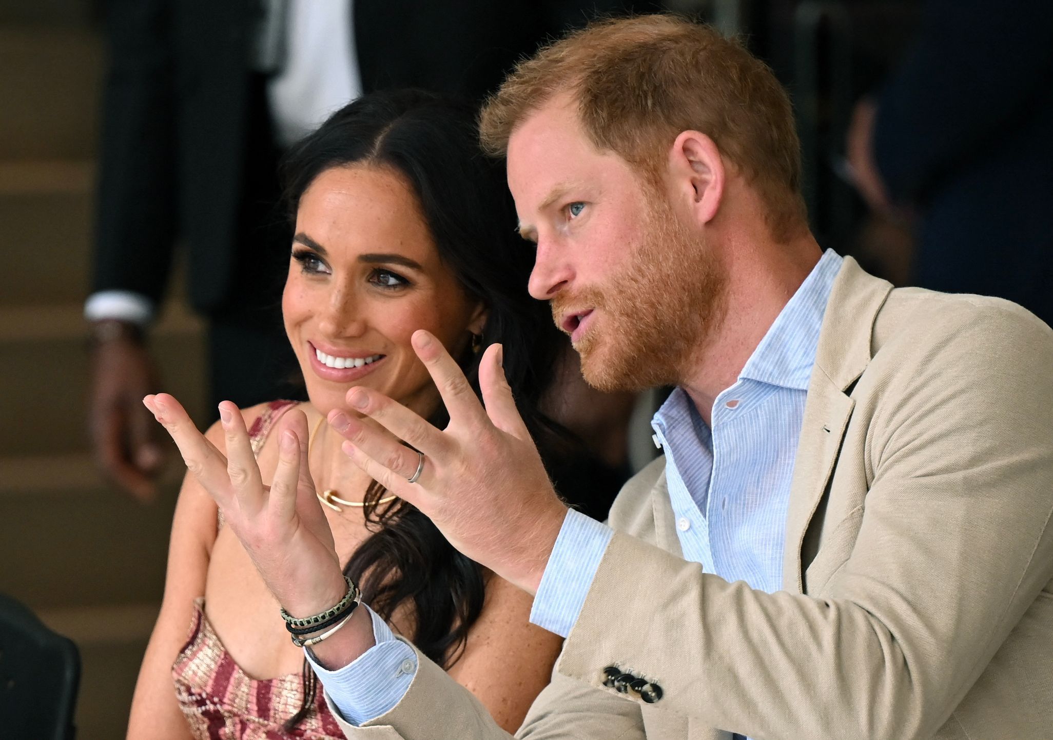 Herzogin Meghan und Prinz Harry unterhalten sich.