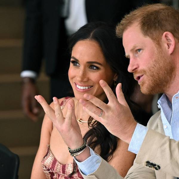 Herzogin Meghan und Prinz Harry unterhalten sich.