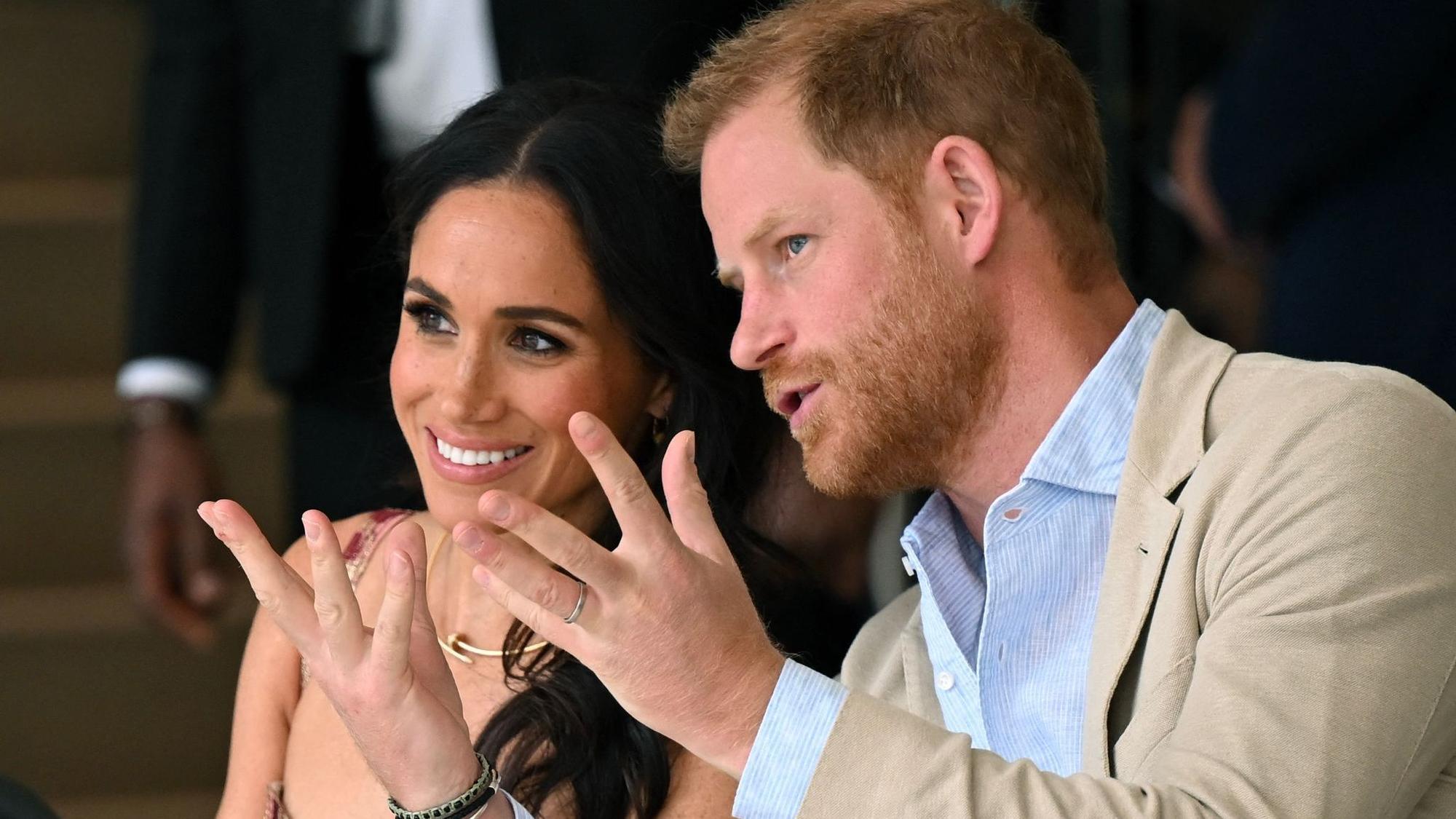 Herzogin Meghan und Prinz Harry unterhalten sich.