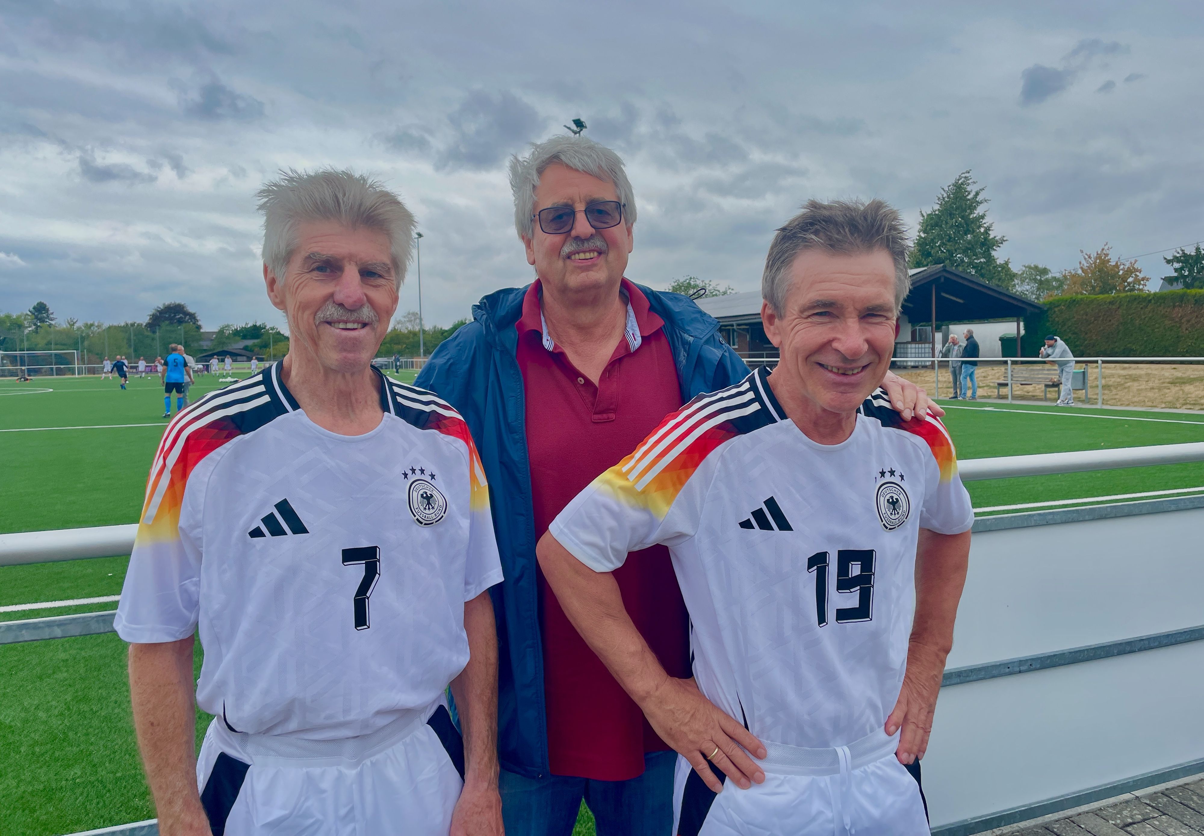 v.l. Heinz Palka und Dieter Wesseling, beide im Kader der Ü‑70-Nationalmannschaft, mit ihrem Trainer Fritz Reiners vom SpVg Porz.