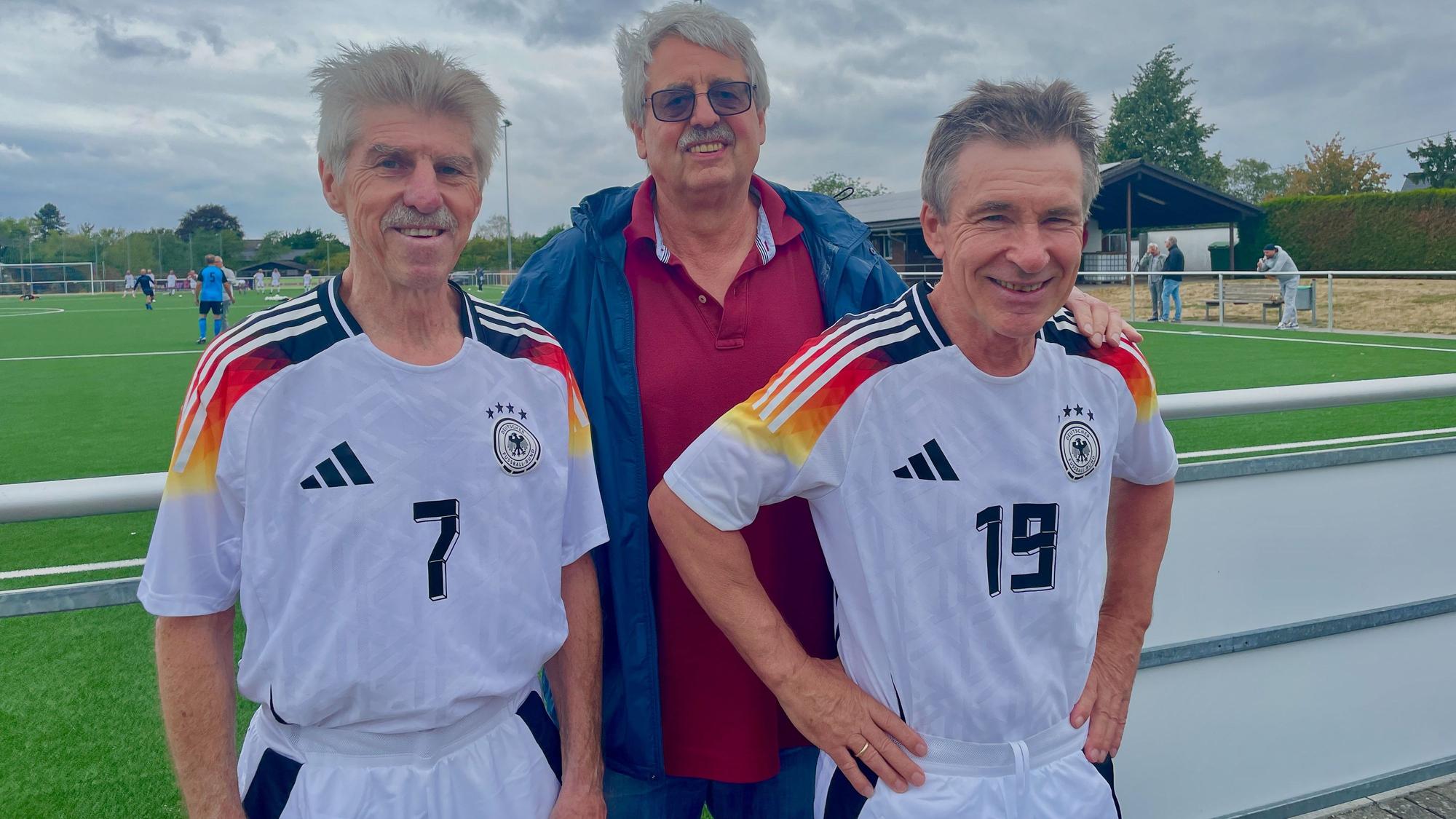 v.l. Heinz Palka und Dieter Wesseling, beide im Kader der Ü‑70-Nationalmannschaft, mit ihrem Trainer Fritz Reiners vom SpVg Porz.