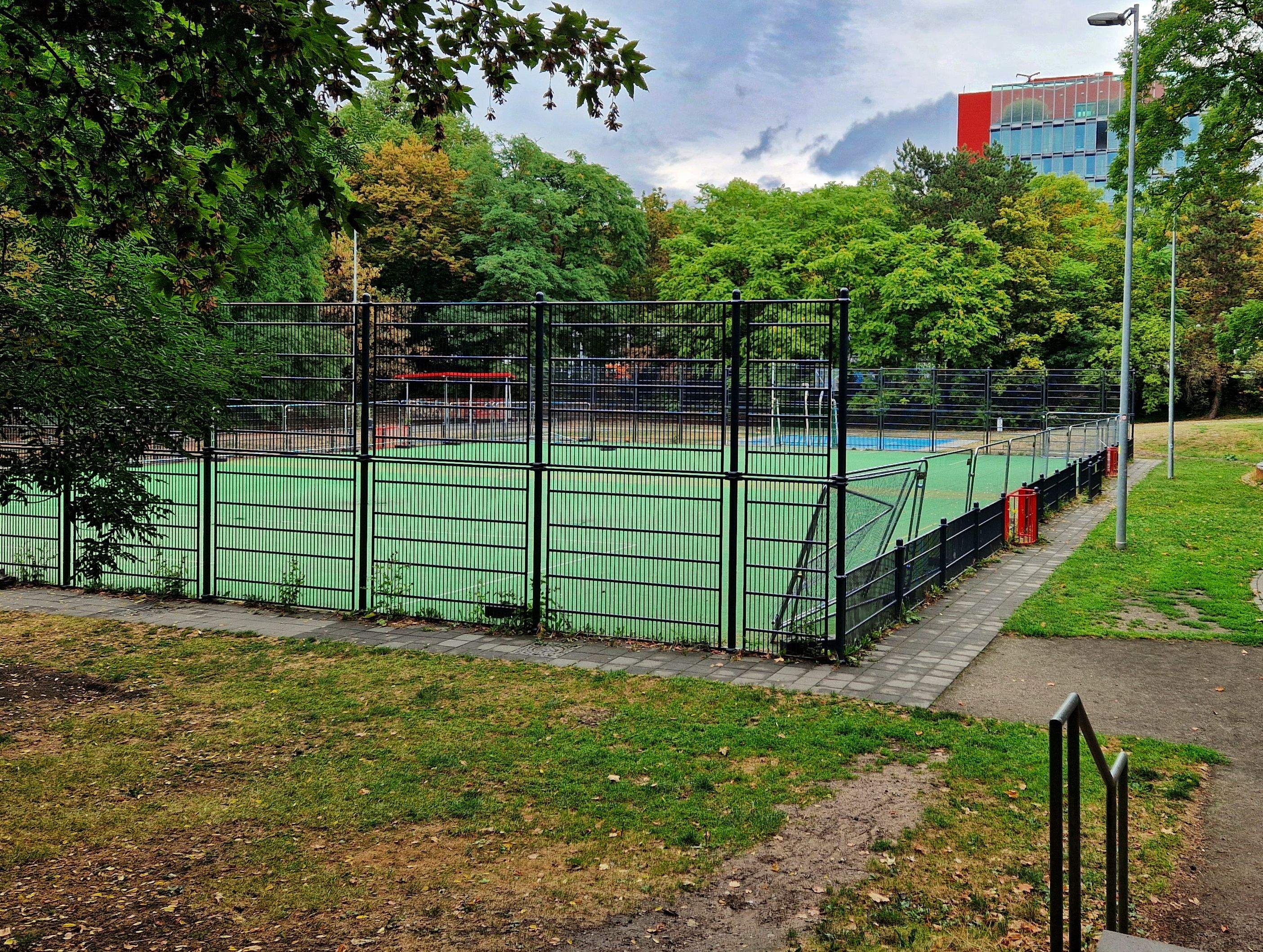Nichts los auf dem Bolzplatz– die „Kuhle“ ist aus Sicherheitsgründen gesperrt.