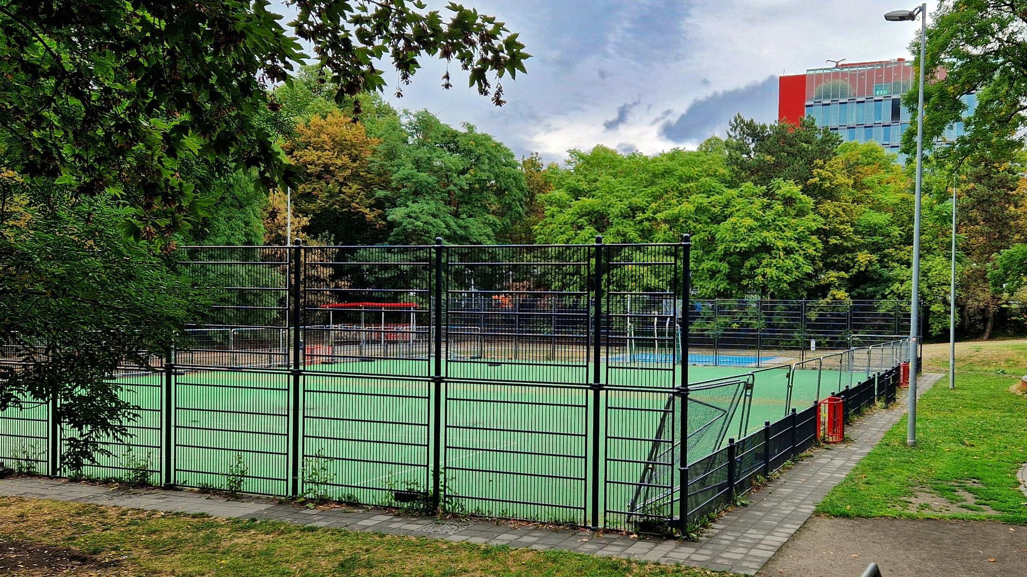 Nichts los auf dem Bolzplatz– die „Kuhle“ ist aus Sicherheitsgründen gesperrt.