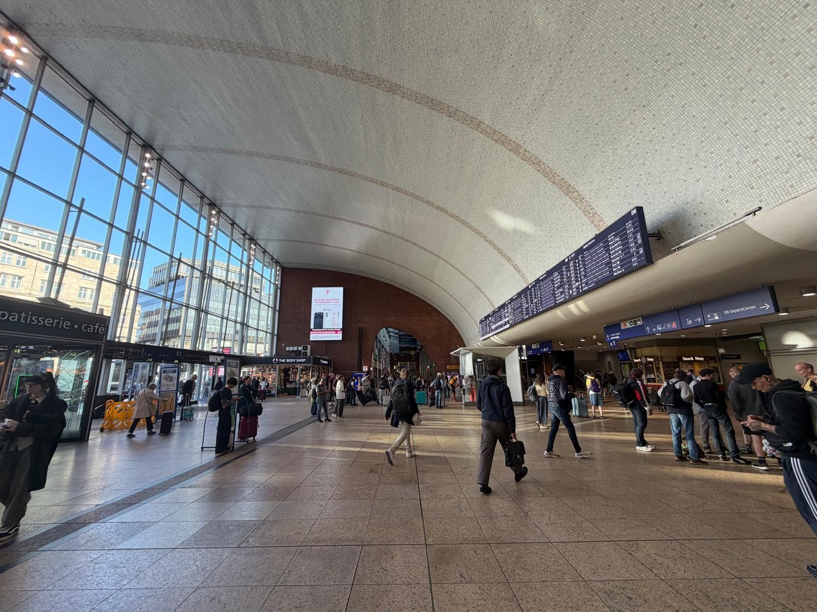 Für viele Pendlerinnen und Pendler beginnt am Kölner Hauptbahnhof ab Freitag ein komplizierterer Arbeitsweg.