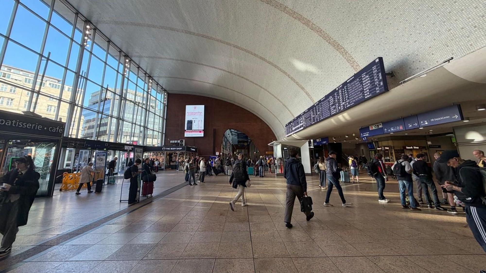 Für viele Pendlerinnen und Pendler beginnt am Kölner Hauptbahnhof ab Freitag ein komplizierterer Arbeitsweg.