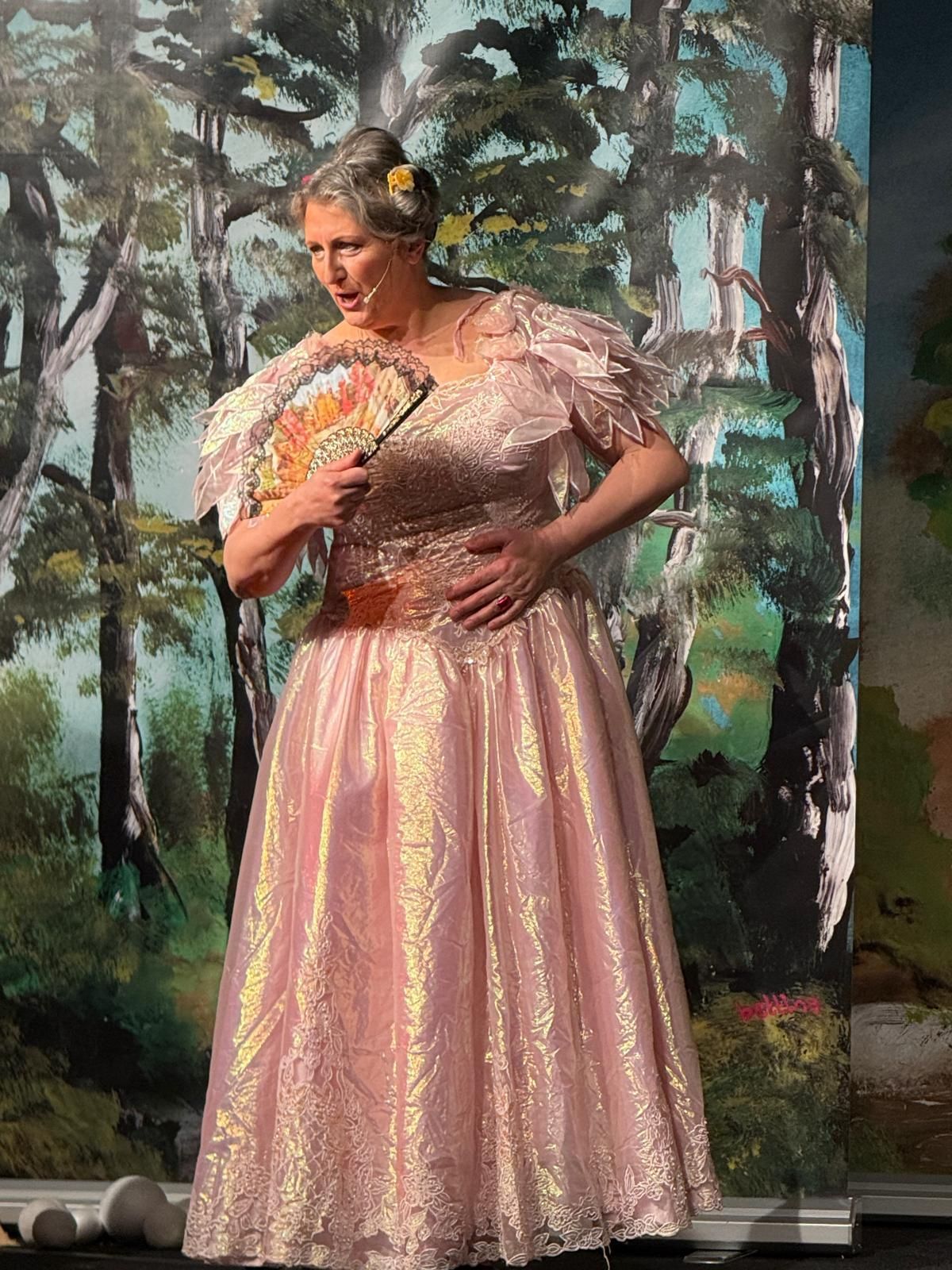 Zu sehen ist Bettina Müller als Stiefmutter in „Drei Nüsse für Aschenbrödel“ auf der Bühne im Rittersaal des Bedburger Schlosses.