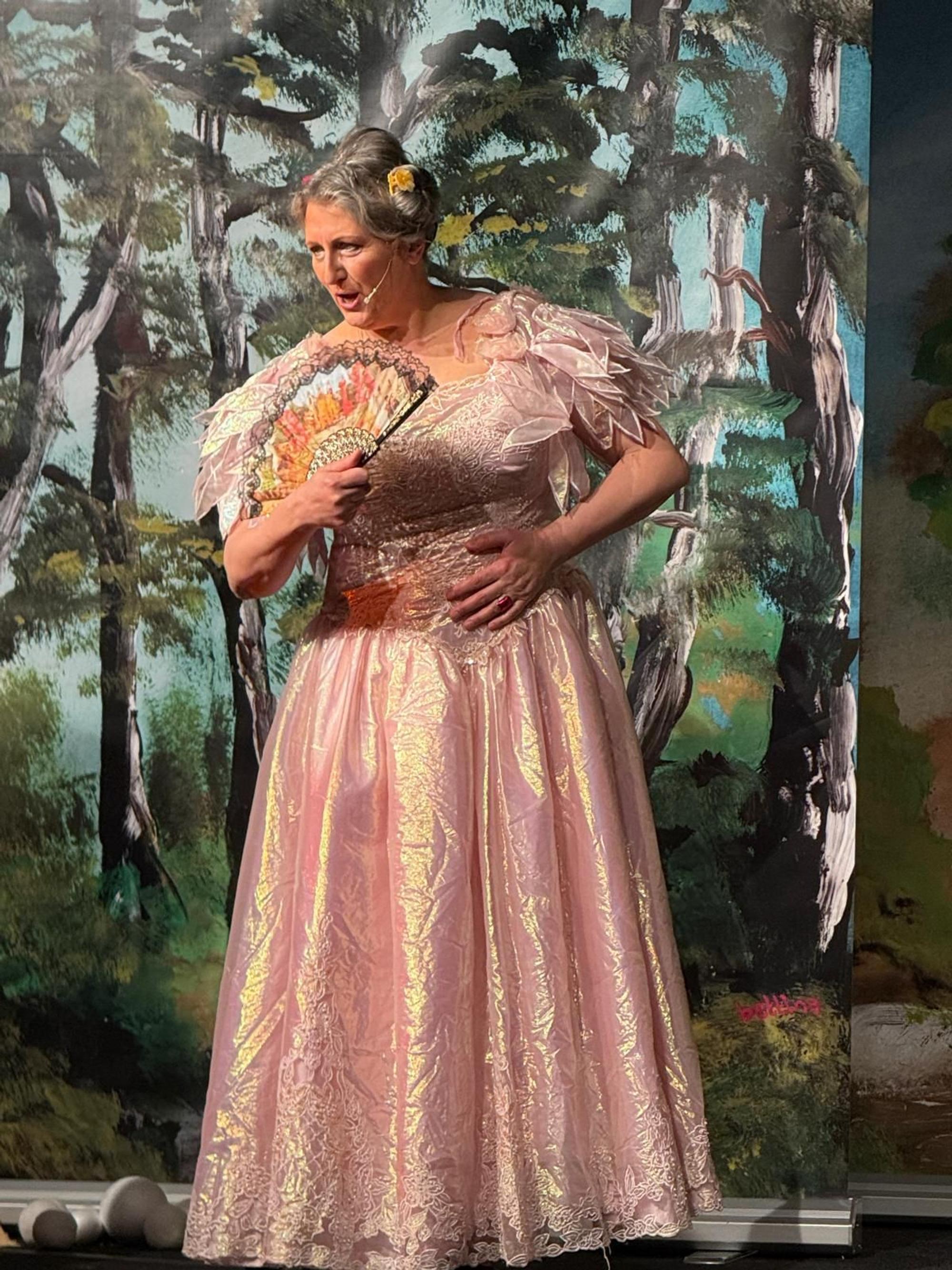 Zu sehen ist Bettina Müller als Stiefmutter in „Drei Nüsse für Aschenbrödel“ auf der Bühne im Rittersaal des Bedburger Schlosses.