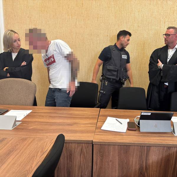 Angeklagte und Verteidiger stehen vor dem Kölner Landgericht.