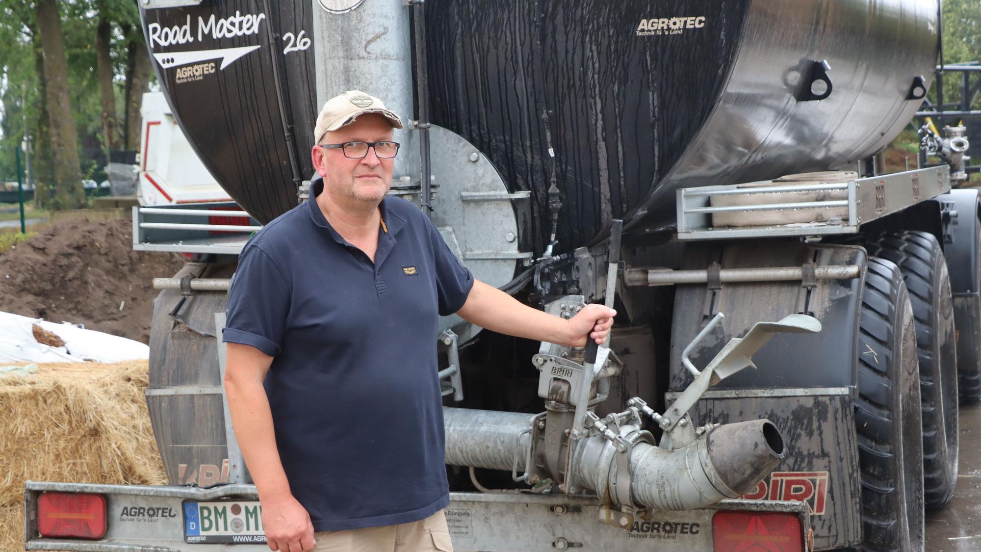 Landwirt Markus Wipperfürth transportierte in seinen Güllewagen Wasser zum Löschen.