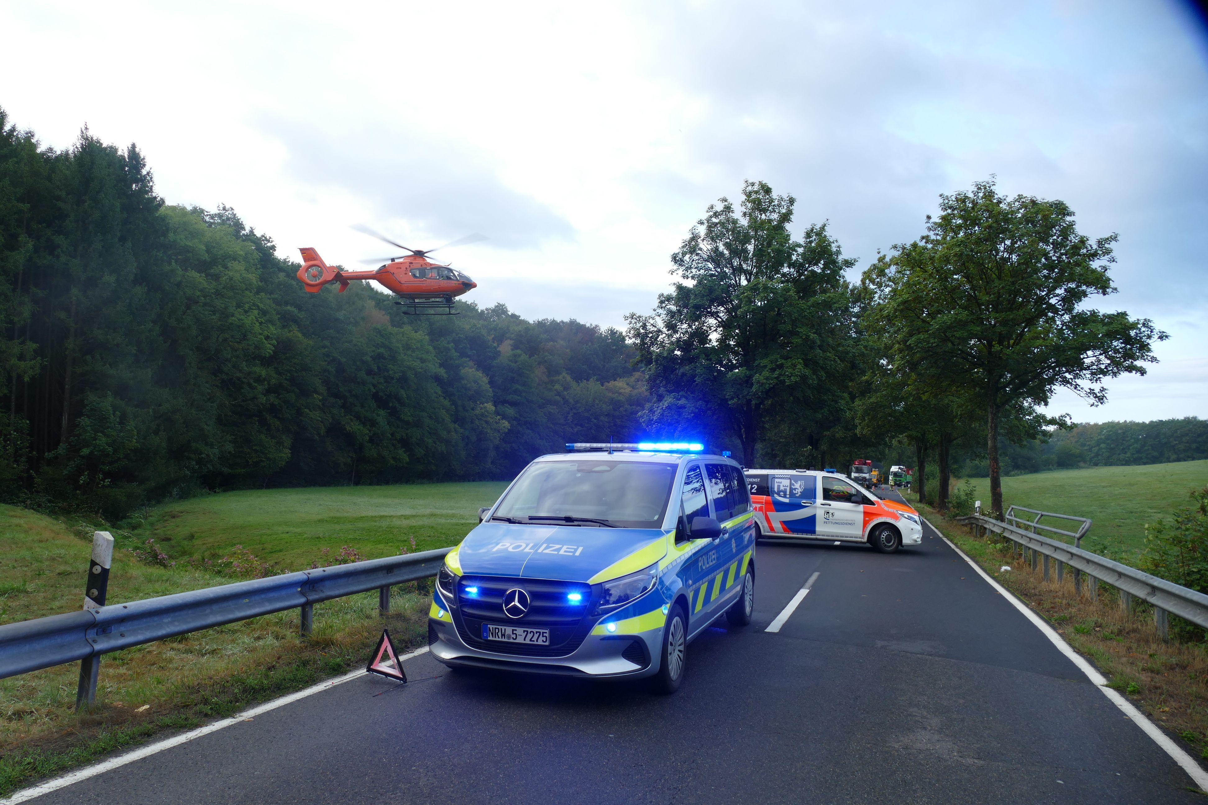 Mit einem Hubschrauber wurde die 18-Jährige ins Krankenhaus nach Merheim geflogen.