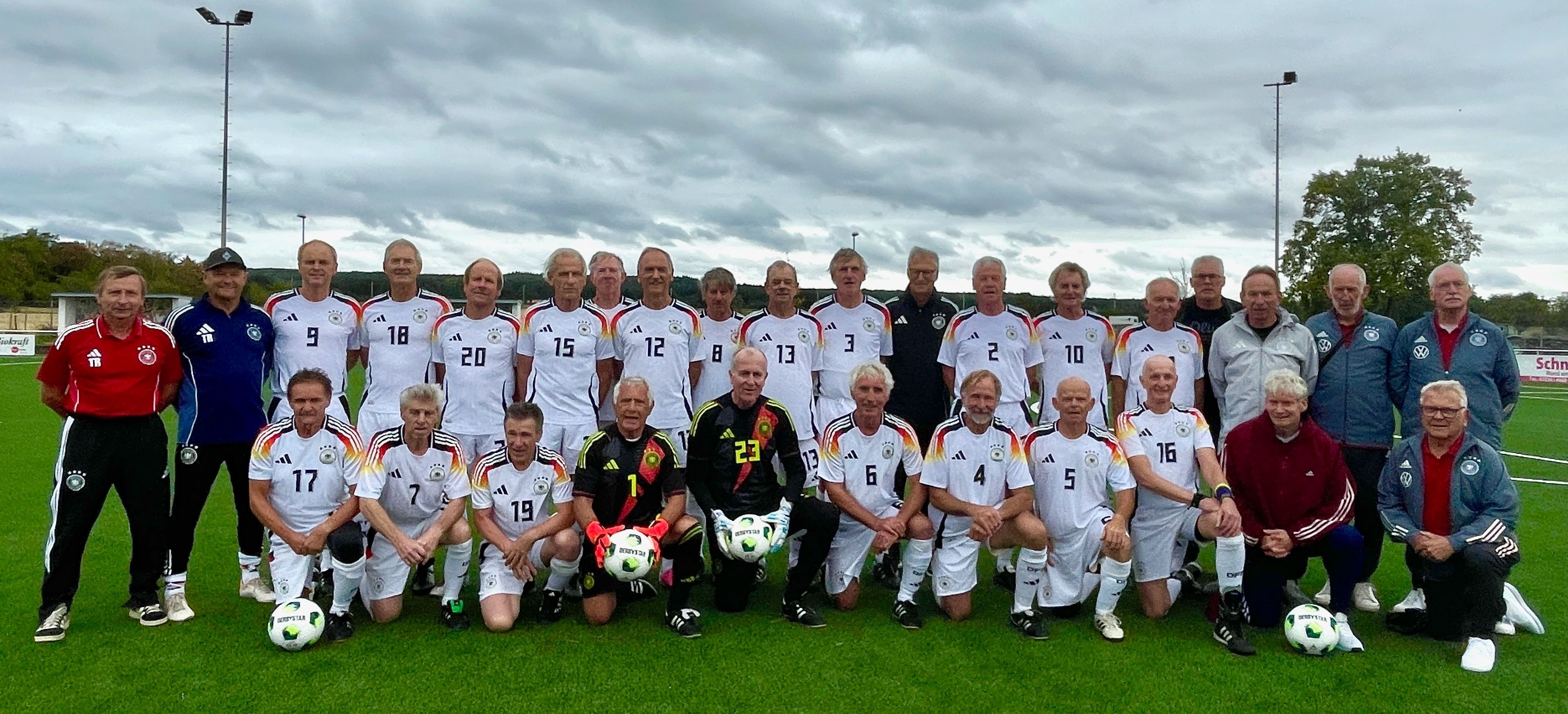v.l. stehend die beiden Bundestrainer, fünfter von links mit der Nummer 20 Peter Siebert, Pressesprecher. Vorn kniend v.l. mit der Nummer 7 Heinz Palka und mit der Nummer 19 Dieter Wesseling.