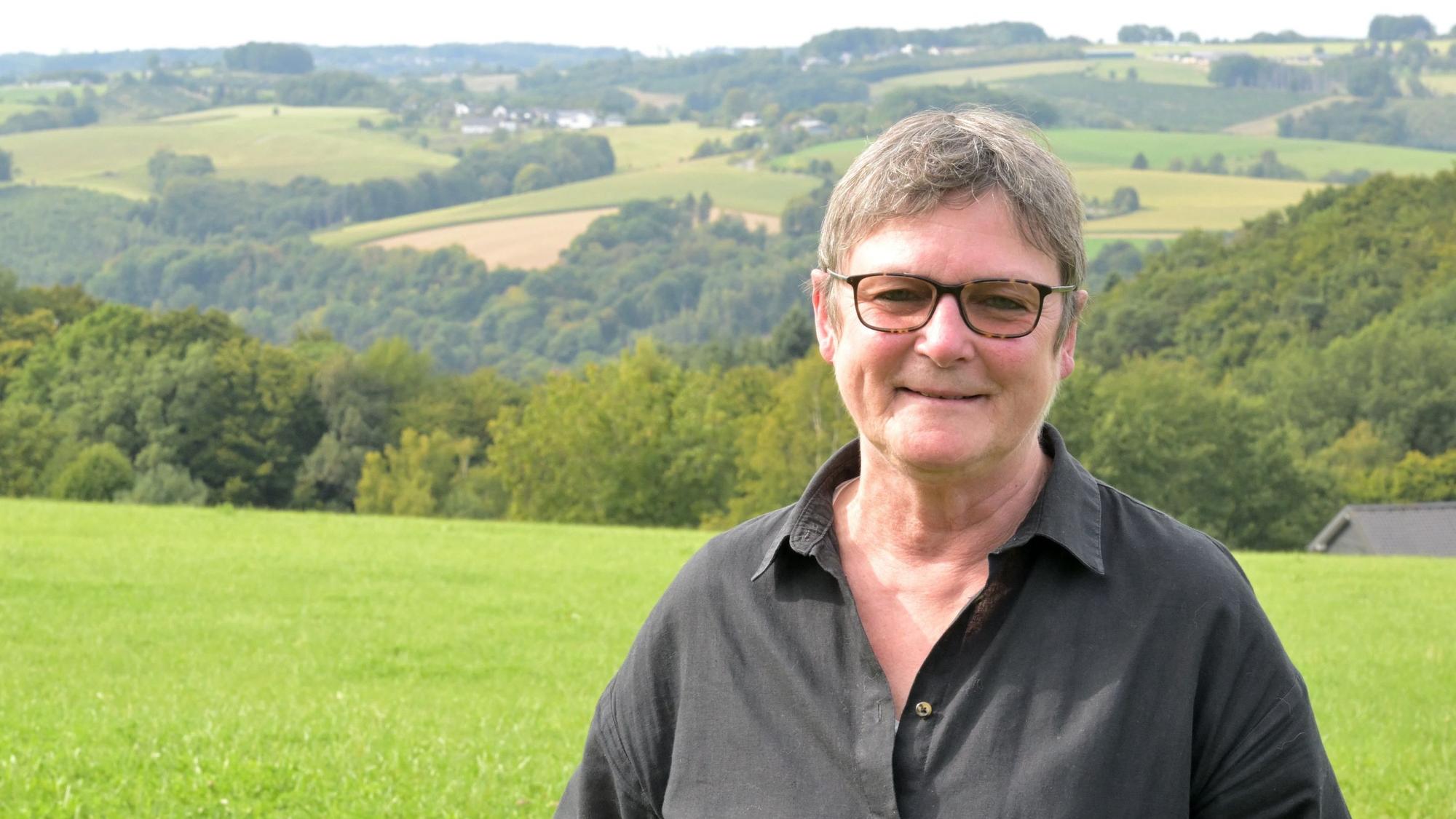 Dagmar Keller-Bartel, Co-Vorsitzende der grünen Kreistagsfraktion, steht auf einer Wiese in ihrer Heimatstadt Overath.