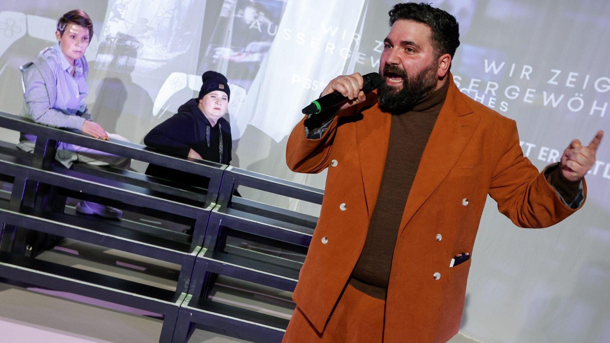 Die Einnahmen der Kartenverkäufe für das Schauspiel „arm sein“ gehen an die Leverkusener Tafel