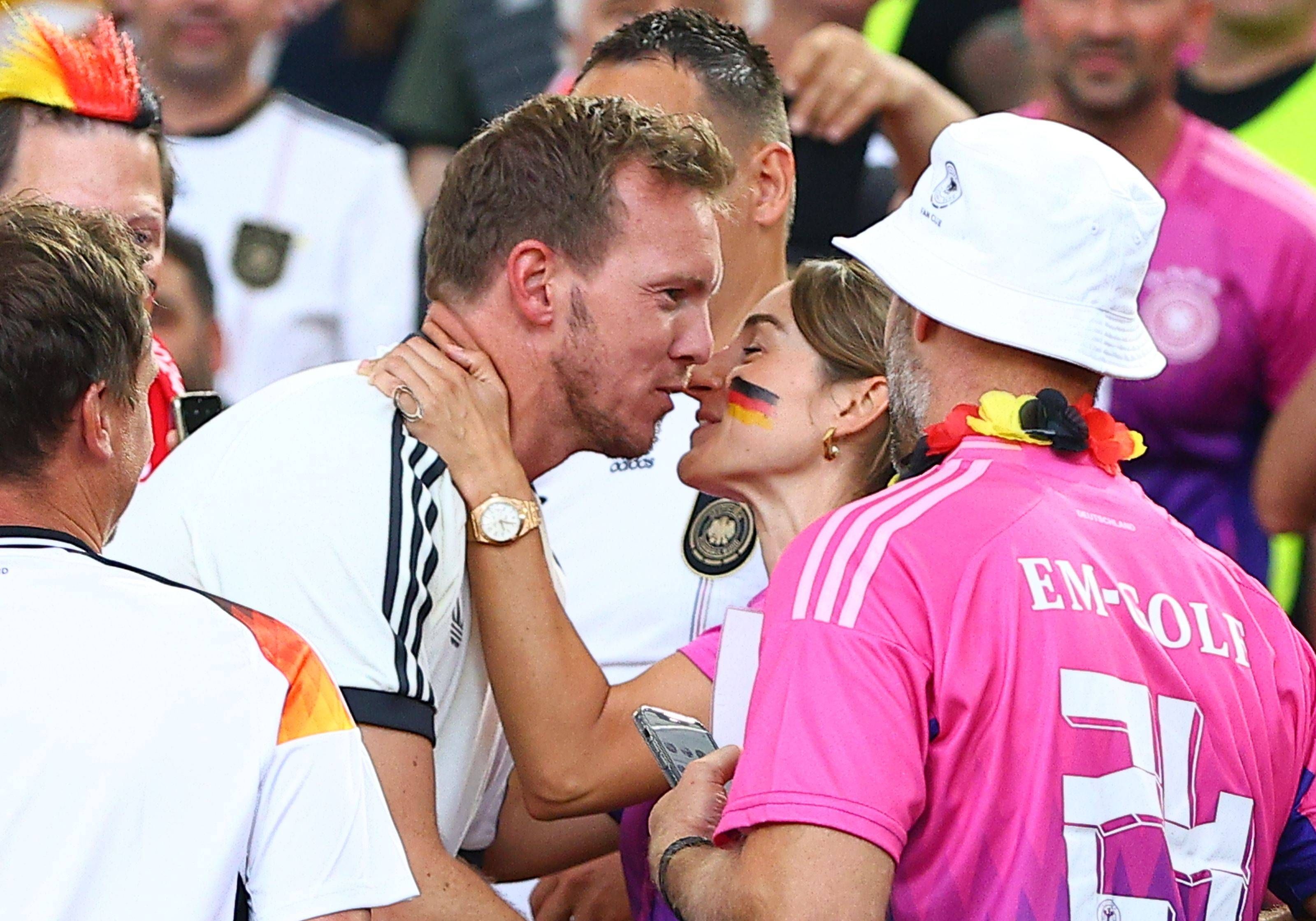 Julian Nagelsmann und seine Ehefrau Lena Wurzenberger küssen sich.
