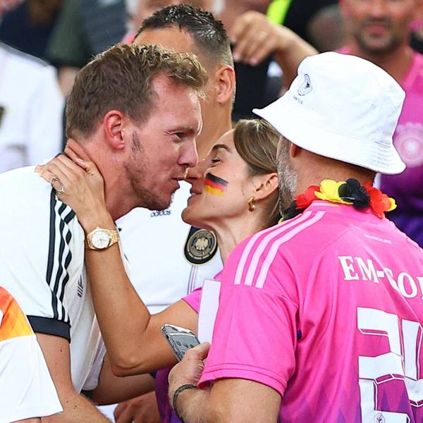 Julian Nagelsmann und seine Ehefrau Lena Wurzenberger küssen sich.