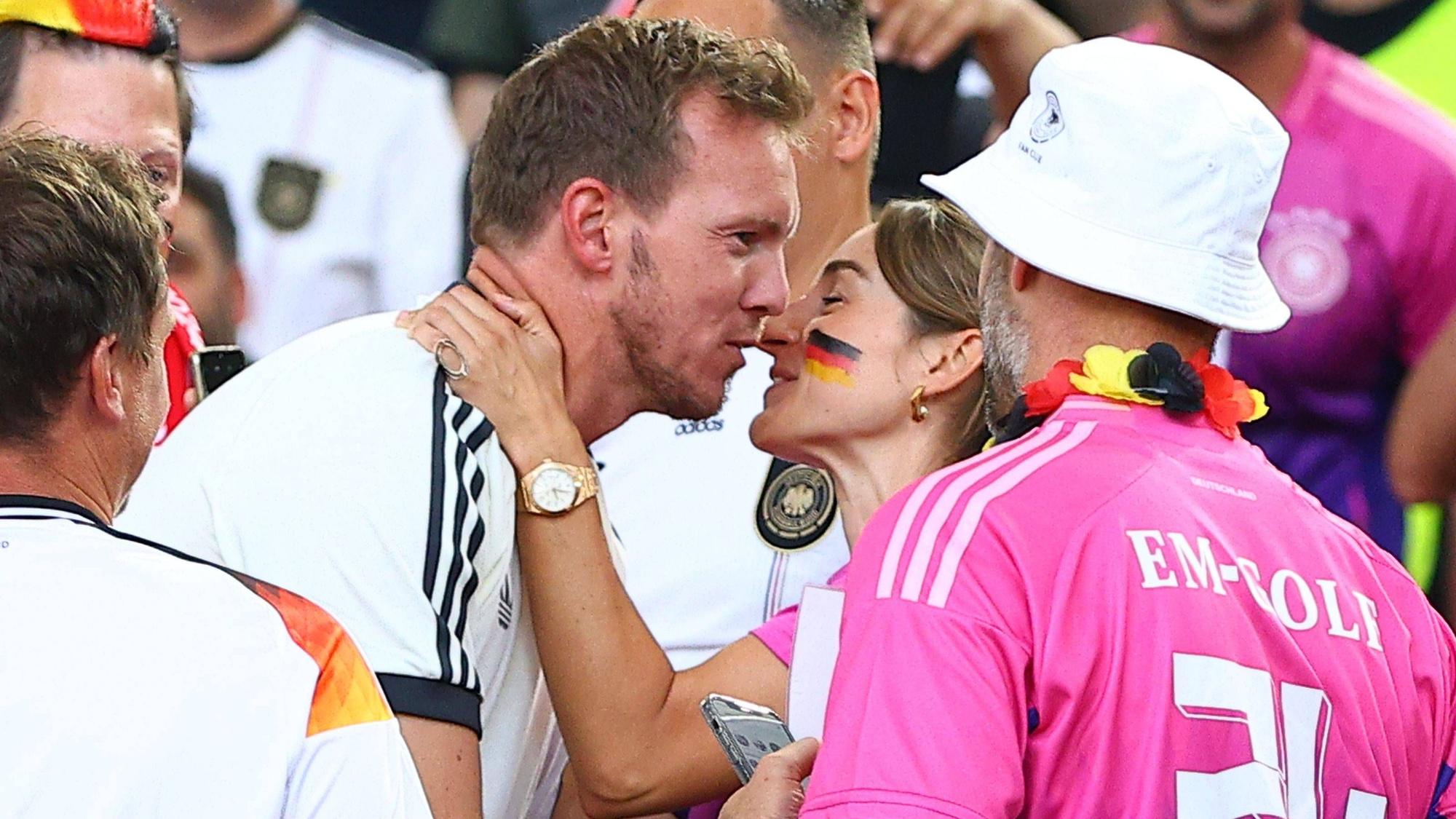 Julian Nagelsmann und seine Ehefrau Lena Wurzenberger küssen sich.
