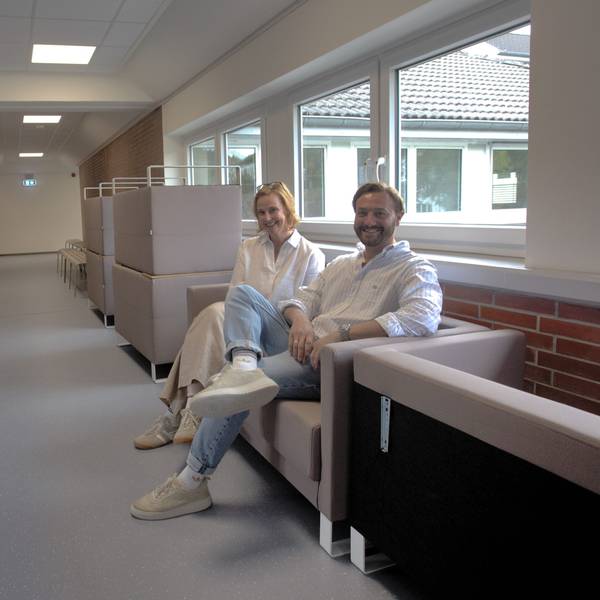 Im Flur der Ebene 4 stehen Bänke und Stühle für die Schüler bereit.