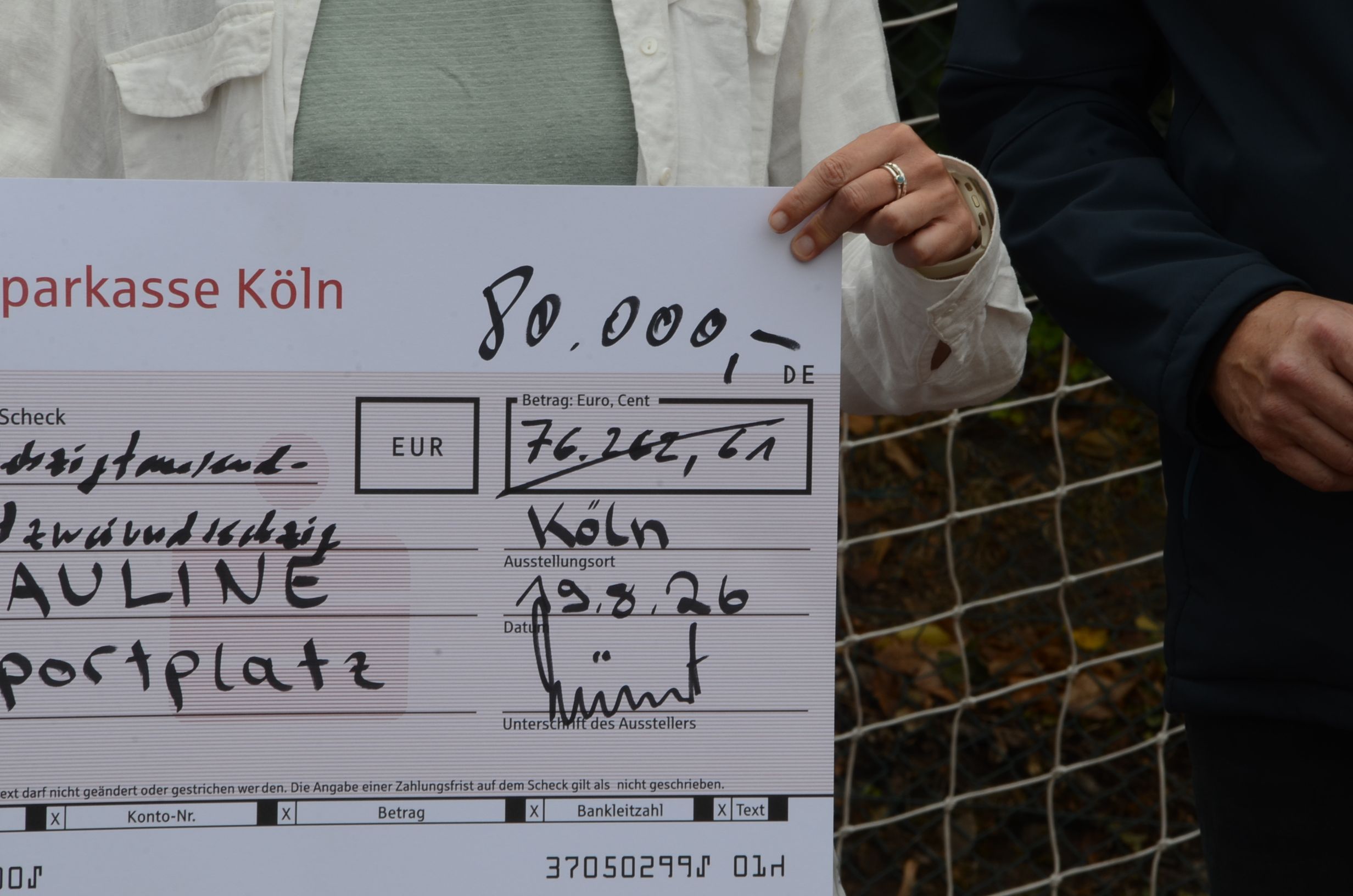 Vorstandsvorsitzender Alexander Wüerst (Mitte) von der Kreissparkasse Köln hat zur Verabschiedung in den Ruhestand um Spenden gebeten. 80.000 Euro kamen zusammen. Bürgermeister Stefan Rosemann (rechts) und Sonja Boddenberg
hier: Alexander Wüerst rundet den Spendenbetrag aus eigenem Geld auf 80.000 Euro auf.
