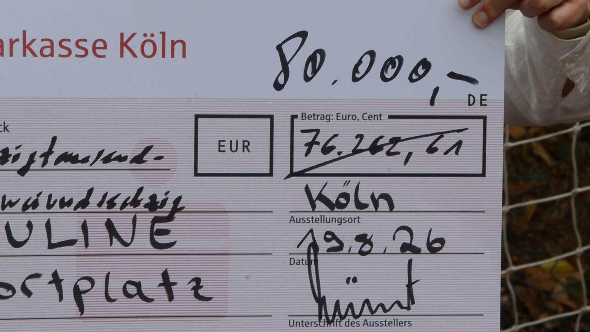 Vorstandsvorsitzender Alexander Wüerst (Mitte) von der Kreissparkasse Köln hat zur Verabschiedung in den Ruhestand um Spenden gebeten. 80.000 Euro kamen zusammen. Bürgermeister Stefan Rosemann (rechts) und Sonja Boddenberg
hier: Alexander Wüerst rundet den Spendenbetrag aus eigenem Geld auf 80.000 Euro auf.