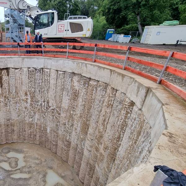 Blick in eine zehn Meter tiefe, mit Beton verkleidete Baugrube.