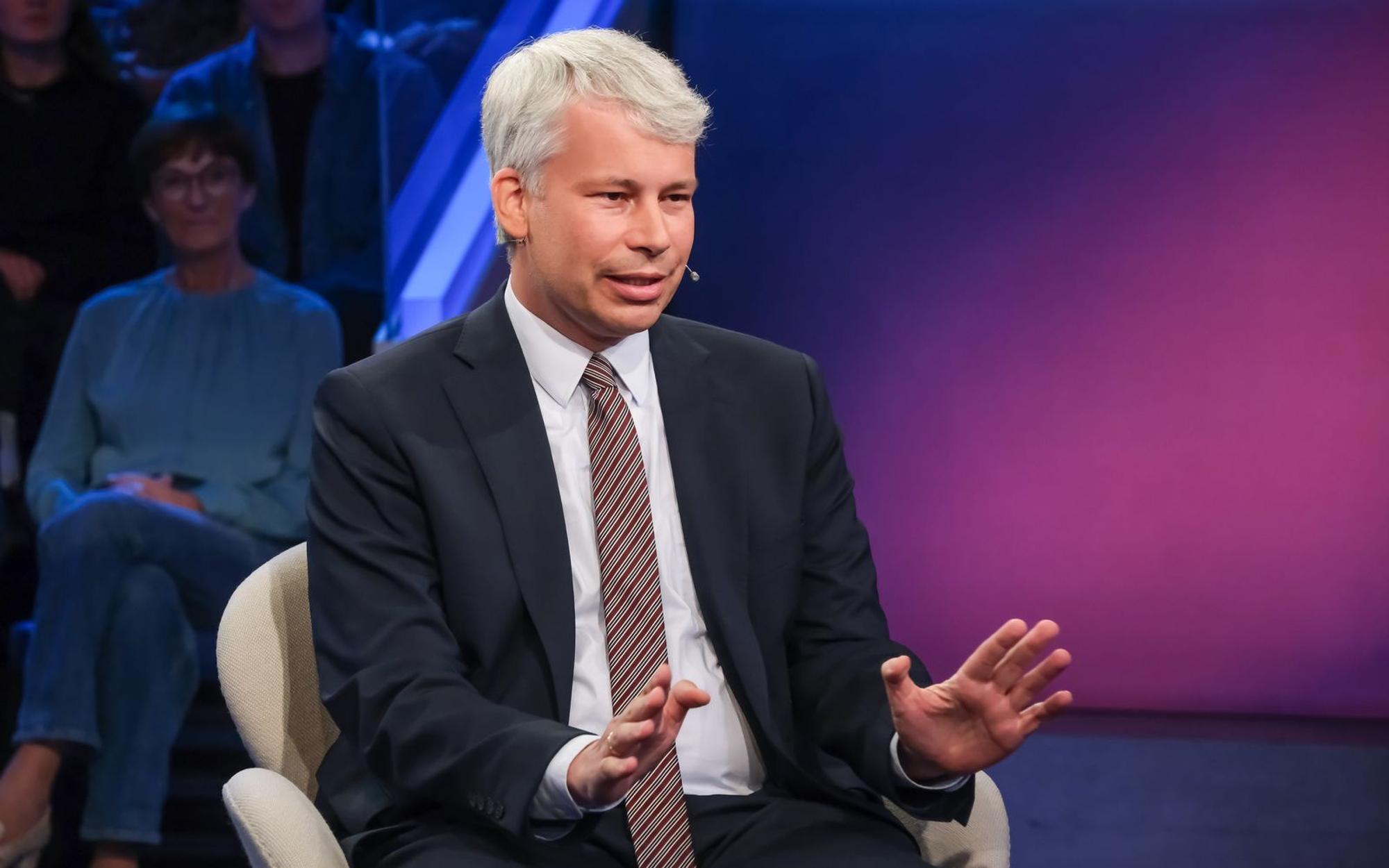 Verkehrsminister Steffen Bilger lässt von einer Maut in Deutschland die Finger: Das sei ein „verbranntes“ Thema. (Bild: WDR/Oliver Ziebe)