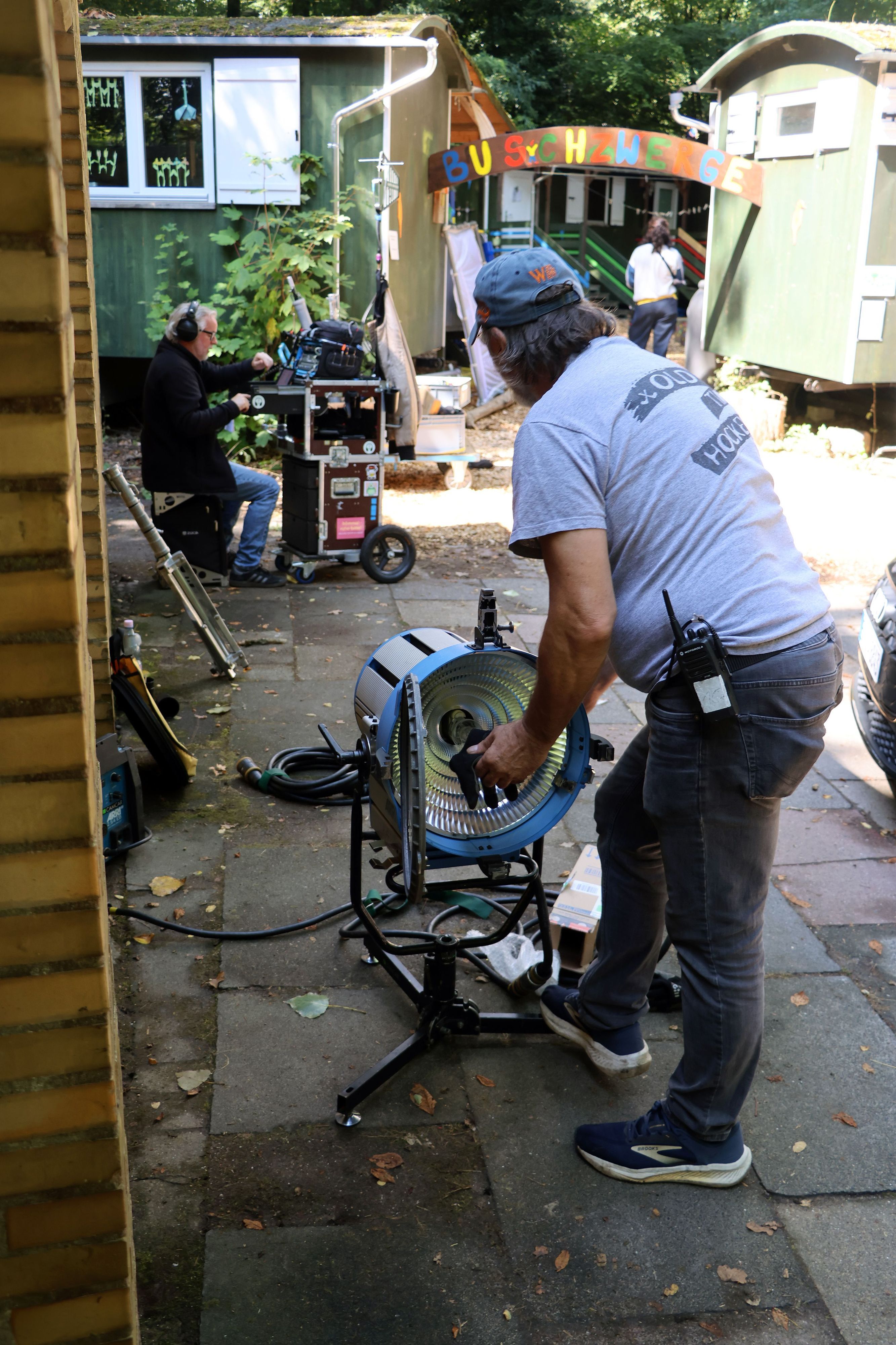 Auf dem Bild sind Mitarbeiter eines Filmteams zu sehen.