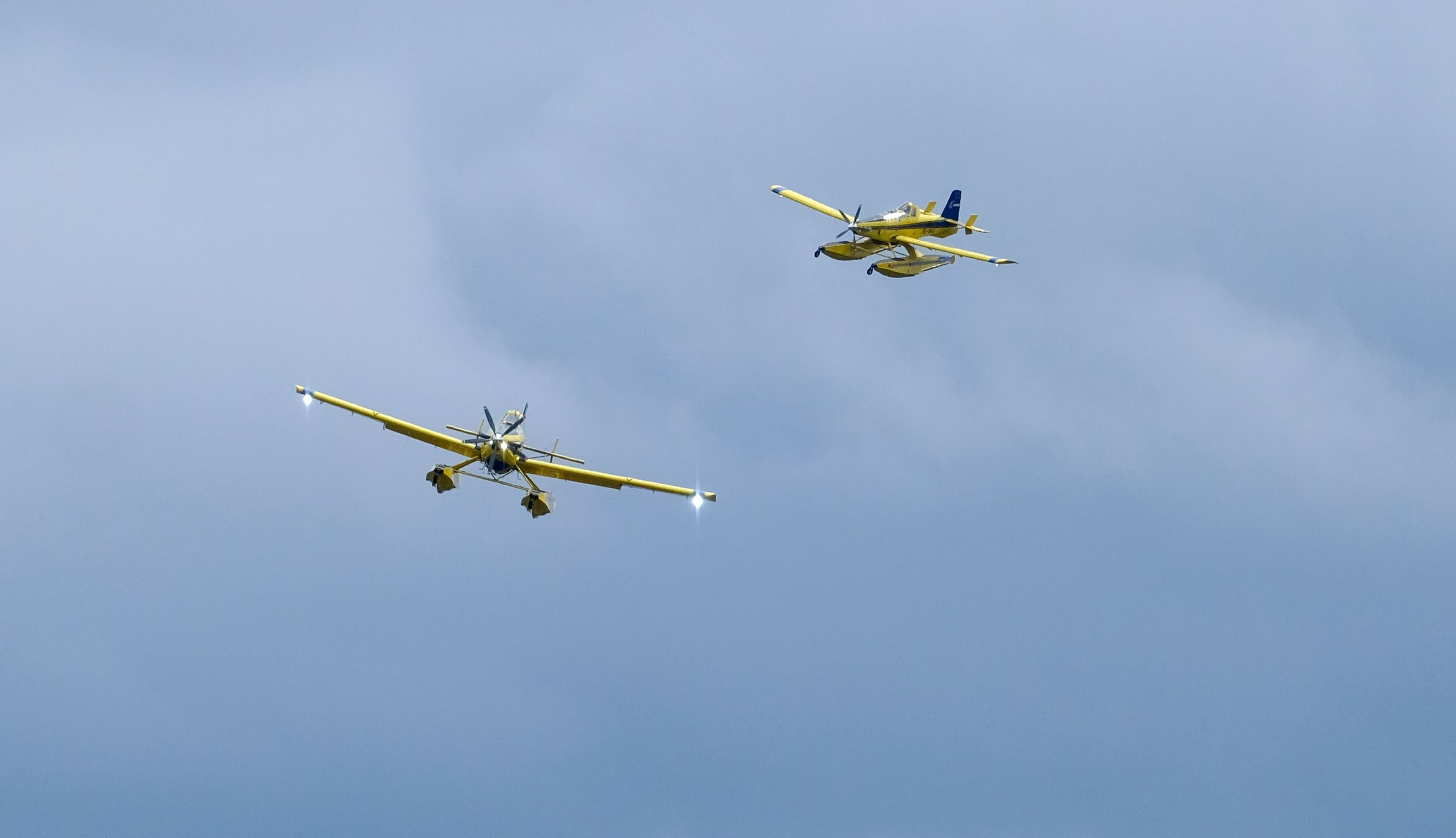 Zwei schwedische Löschflugzeuge beim Anflug auf die Oleftalsperre in Hellenthal.