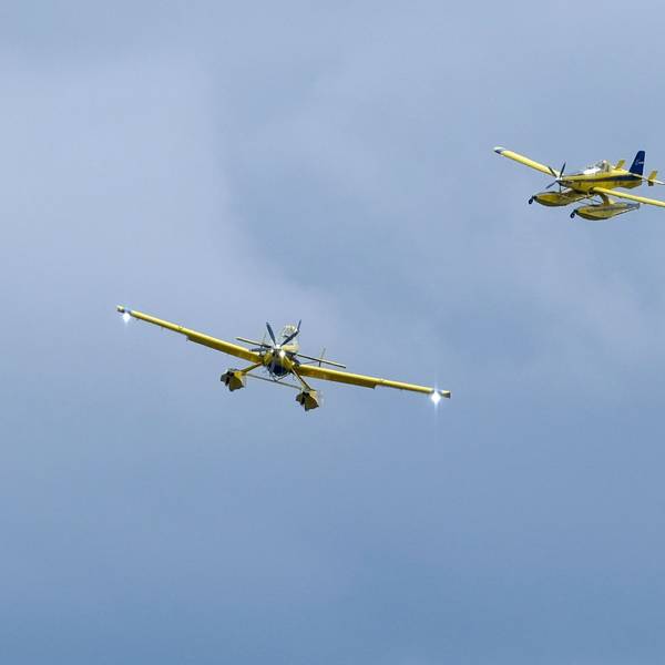 Zwei schwedische Löschflugzeuge beim Anflug auf die Oleftalsperre in Hellenthal.
