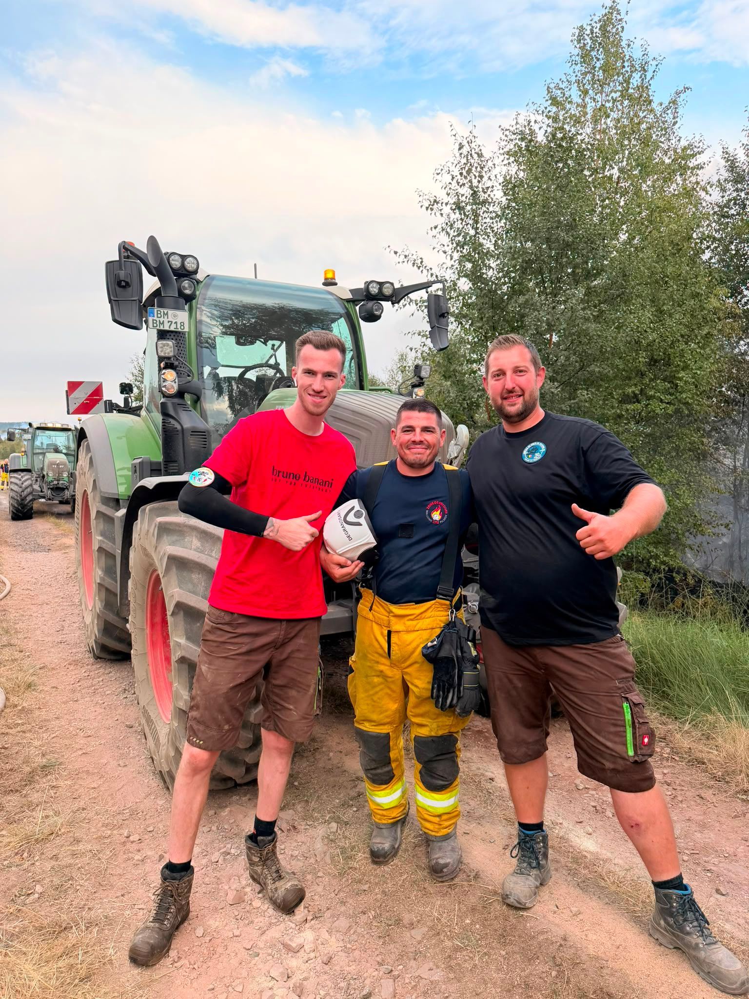 Mit Feuerwehrmann Pierre in der Mitte: Landwirt Alexander Moll (r. ) und sein Berufskollege Finn Böckmann.