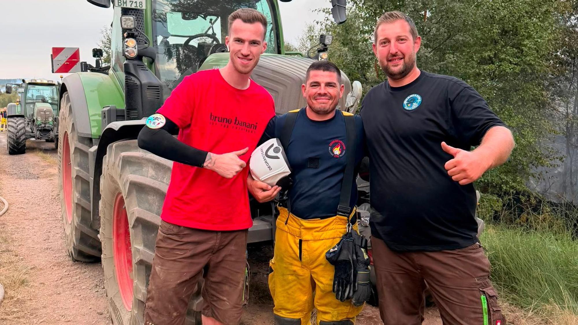 Mit Feuerwehrmann Pierre in der Mitte: Landwirt Alexander Moll (r. ) und sein Berufskollege Finn Böckmann.