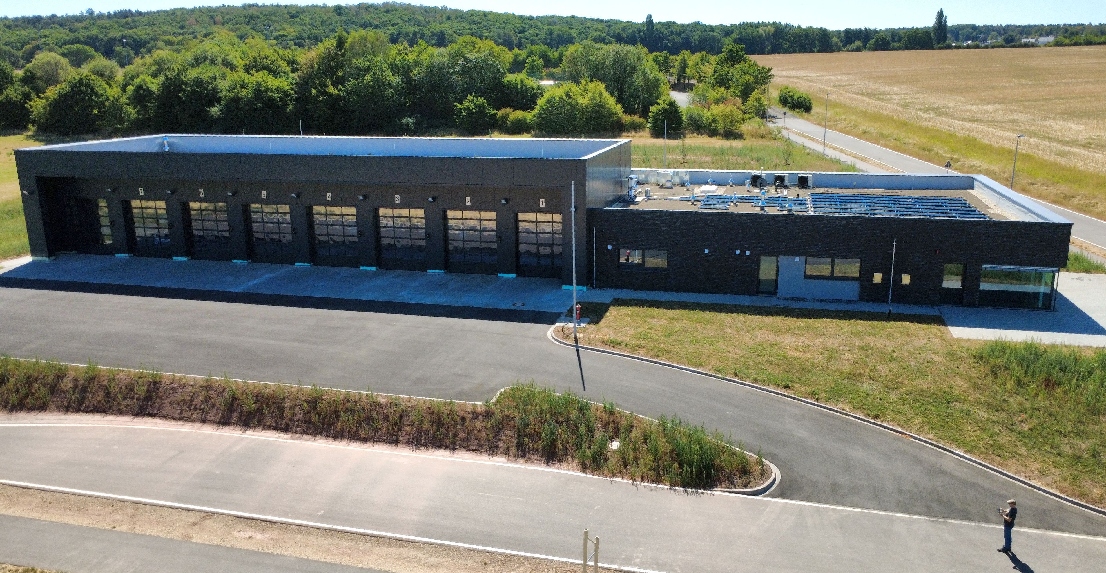 Das Luftbild (Drohnenaufnahme) zeigt das neue Feuerwehrgerätehaus in Kommern.