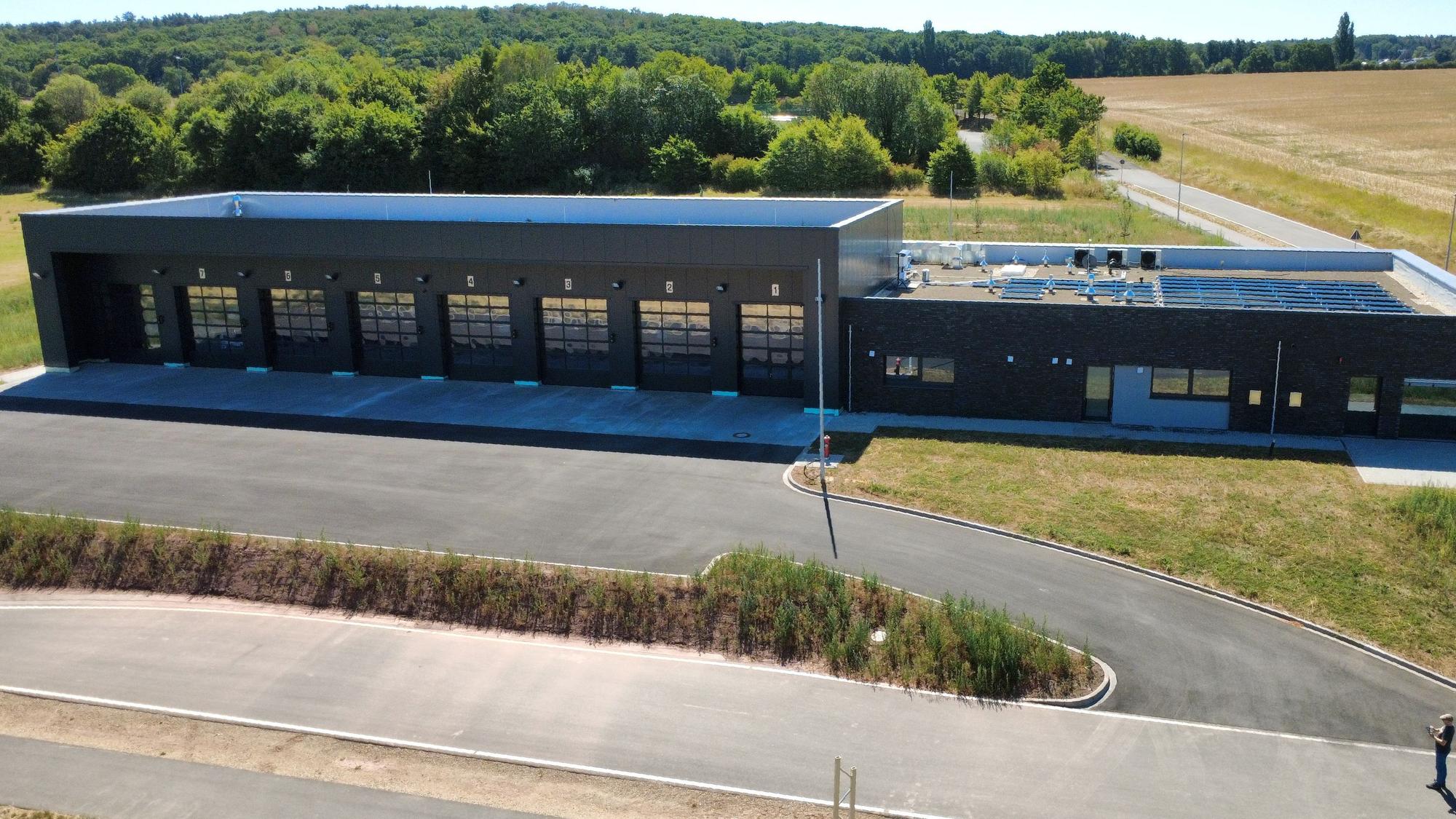 Das Luftbild (Drohnenaufnahme) zeigt das neue Feuerwehrgerätehaus in Kommern.