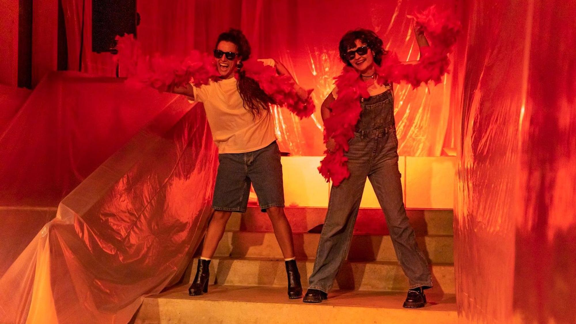 Das „c.t.201-Ensemble“ aus Köln bringt seine Inszenierung „In Liebe“ nach Leverkusen.