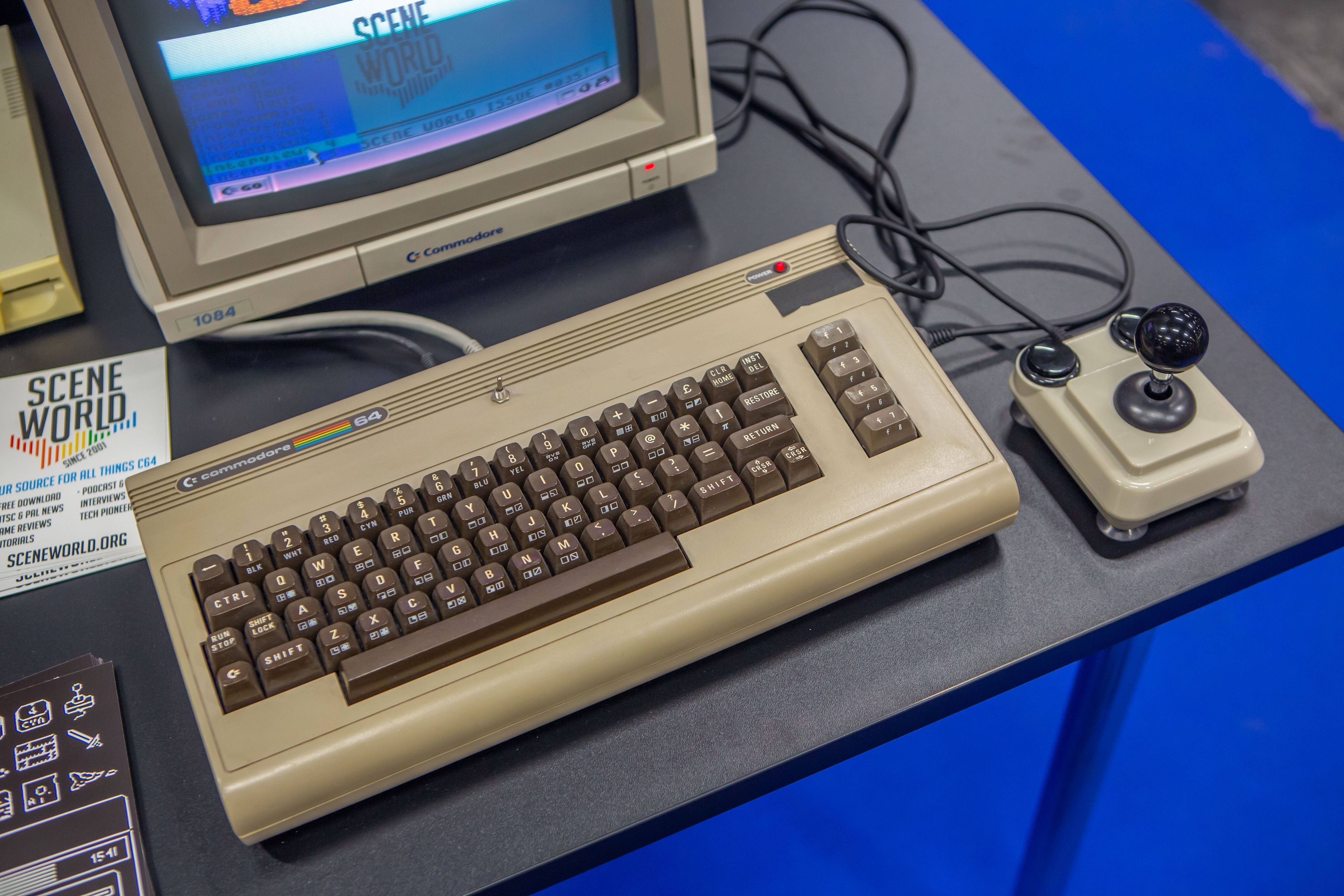 Commodore C64, bereit für eine Runde Pixel-Spaß mit Original-Joystick und Monitor.