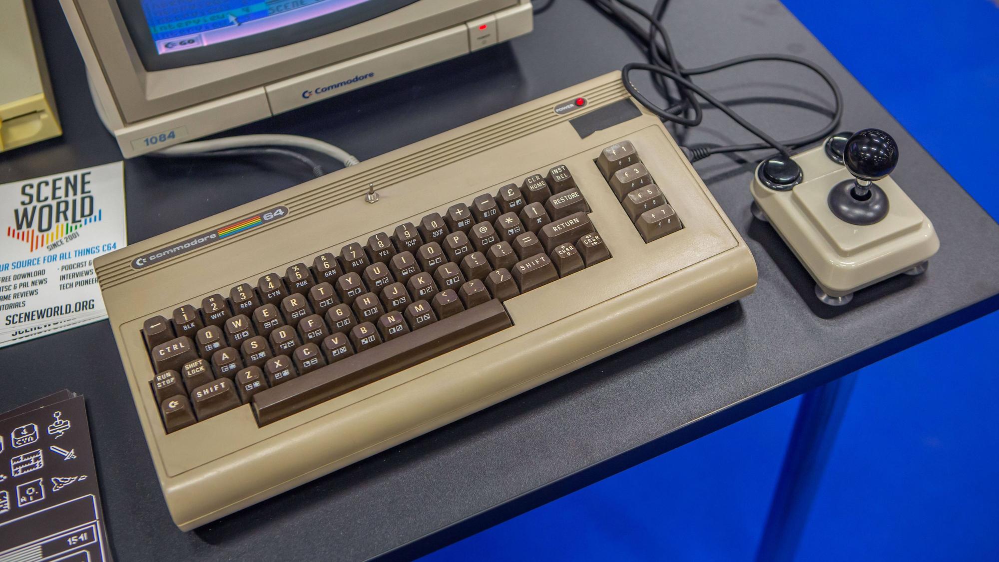 Commodore C64, bereit für eine Runde Pixel-Spaß mit Original-Joystick und Monitor.