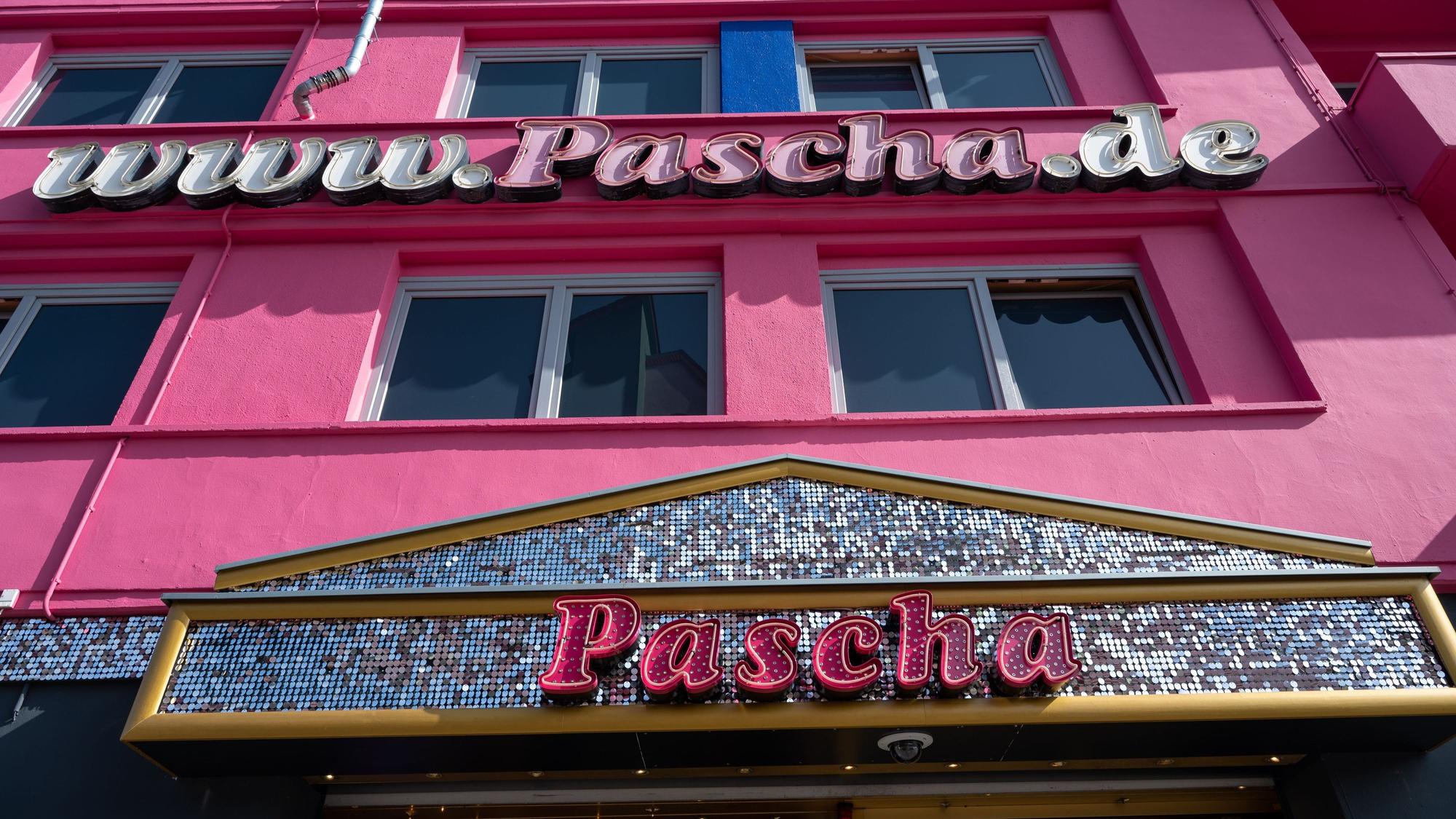 Eingang des Pascha mit dem Namensschriftzug
