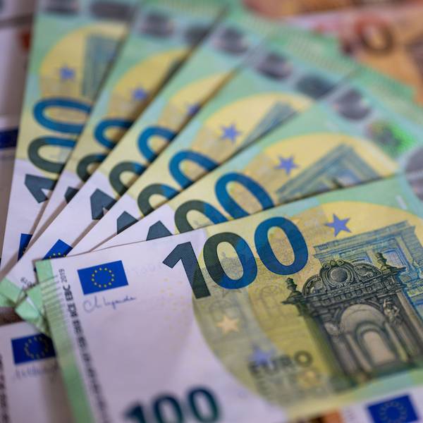 Das Bild zeigt mehrere 100- und 50-Euro-Scheine.