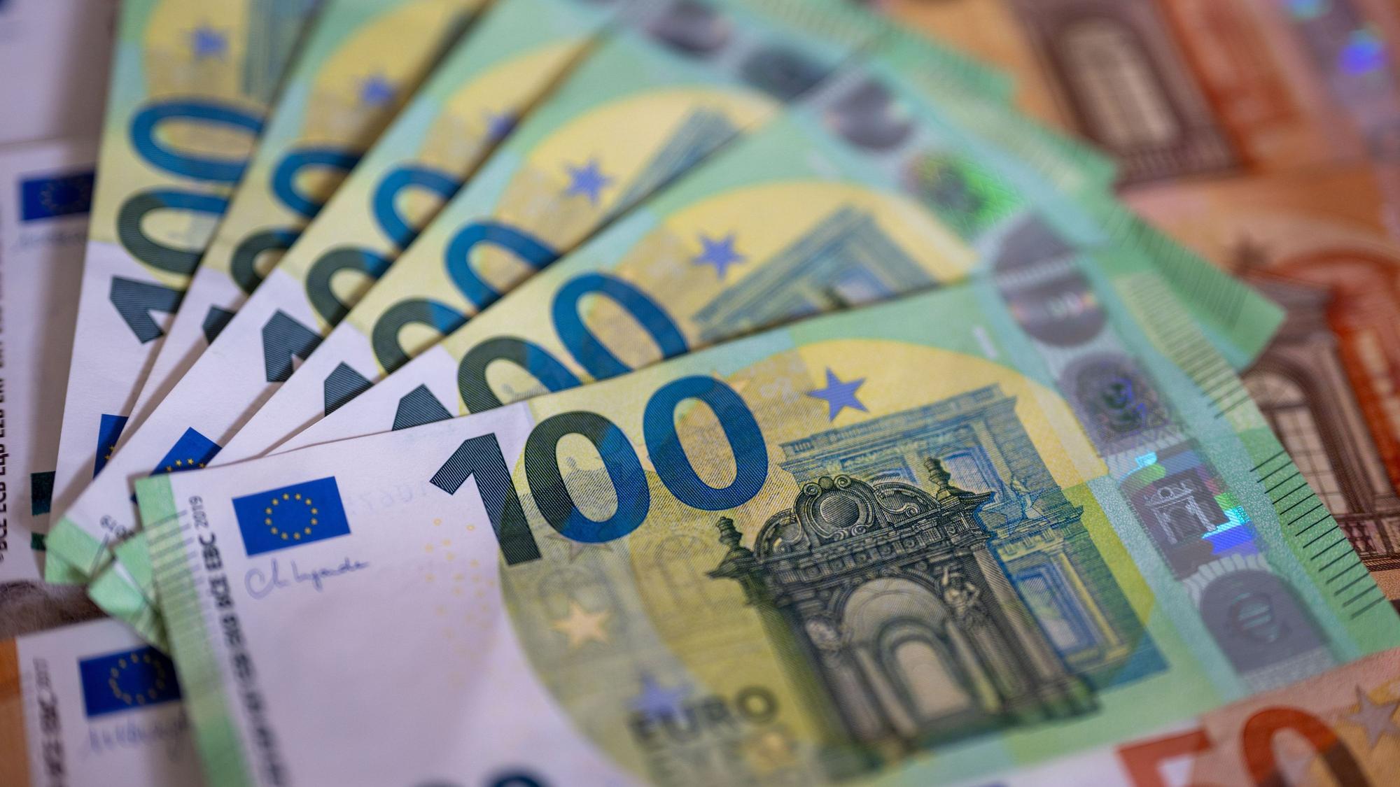 Das Bild zeigt mehrere 100- und 50-Euro-Scheine.