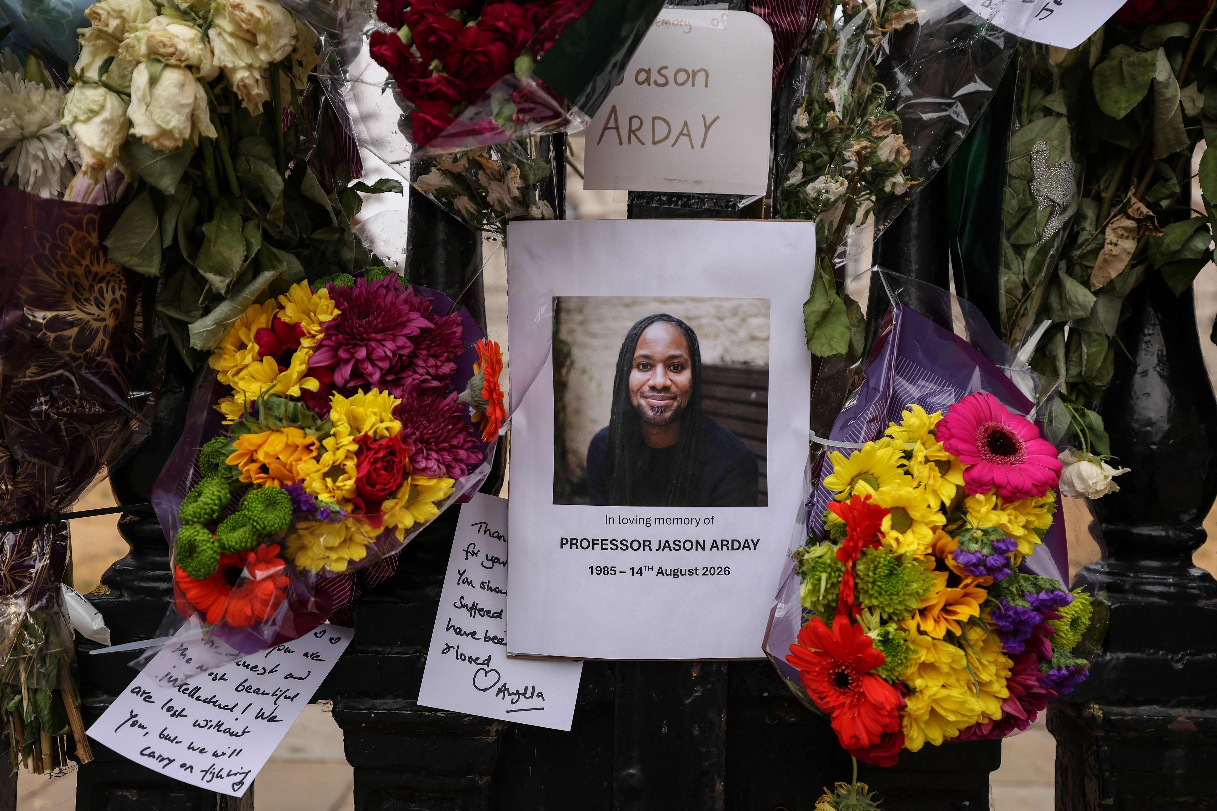 An einem Zaun der Universität Cambridge erinnern Blumen und Karten an Jason Arday.