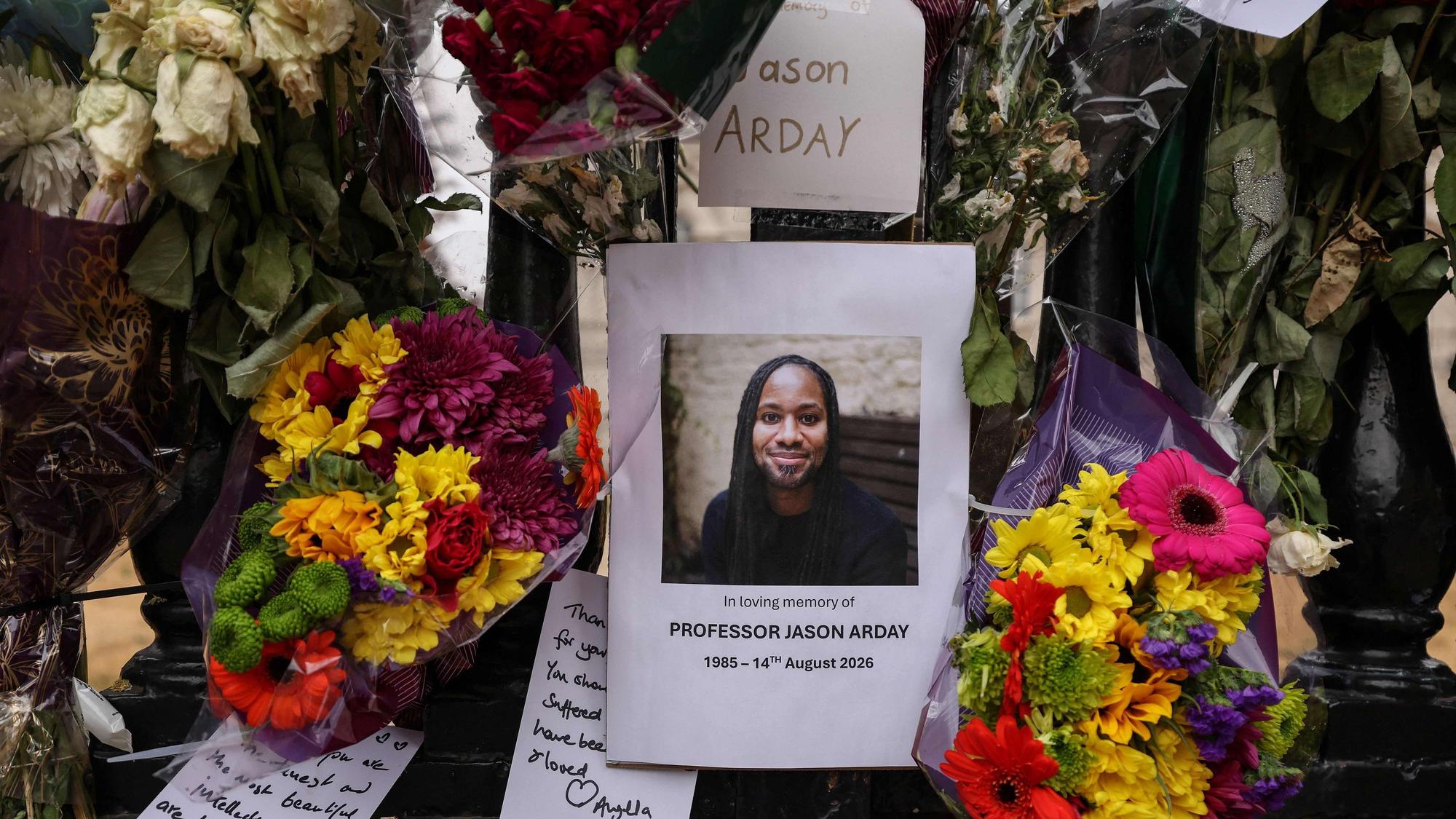 An einem Zaun der Universität Cambridge erinnern Blumen und Karten an Jason Arday.