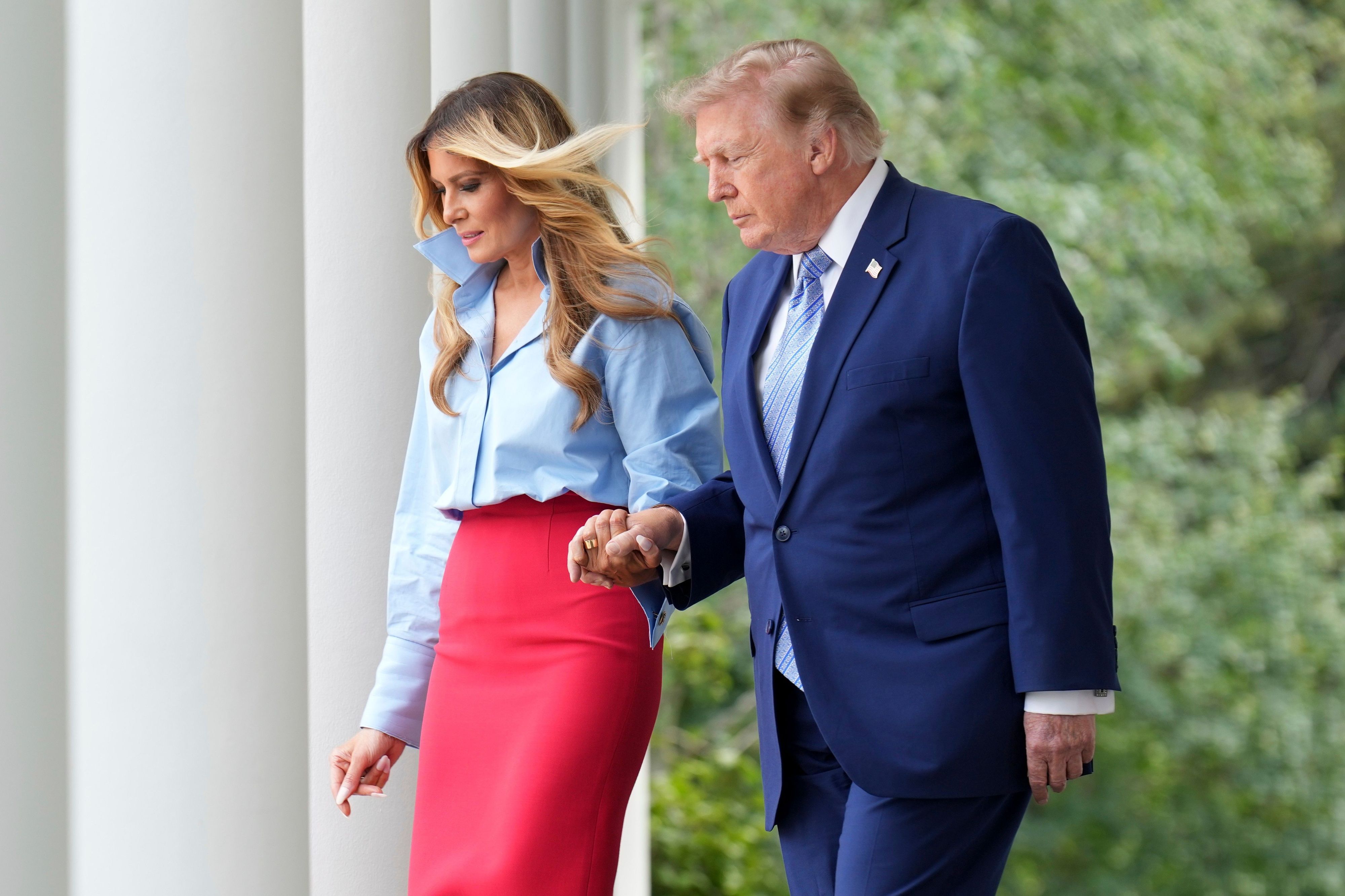 US-Präsident Donald Trump und First Lady Melania Trump sind auf dem Weg zu einer Veranstaltung im Rosengarten des Weißen Hauses.