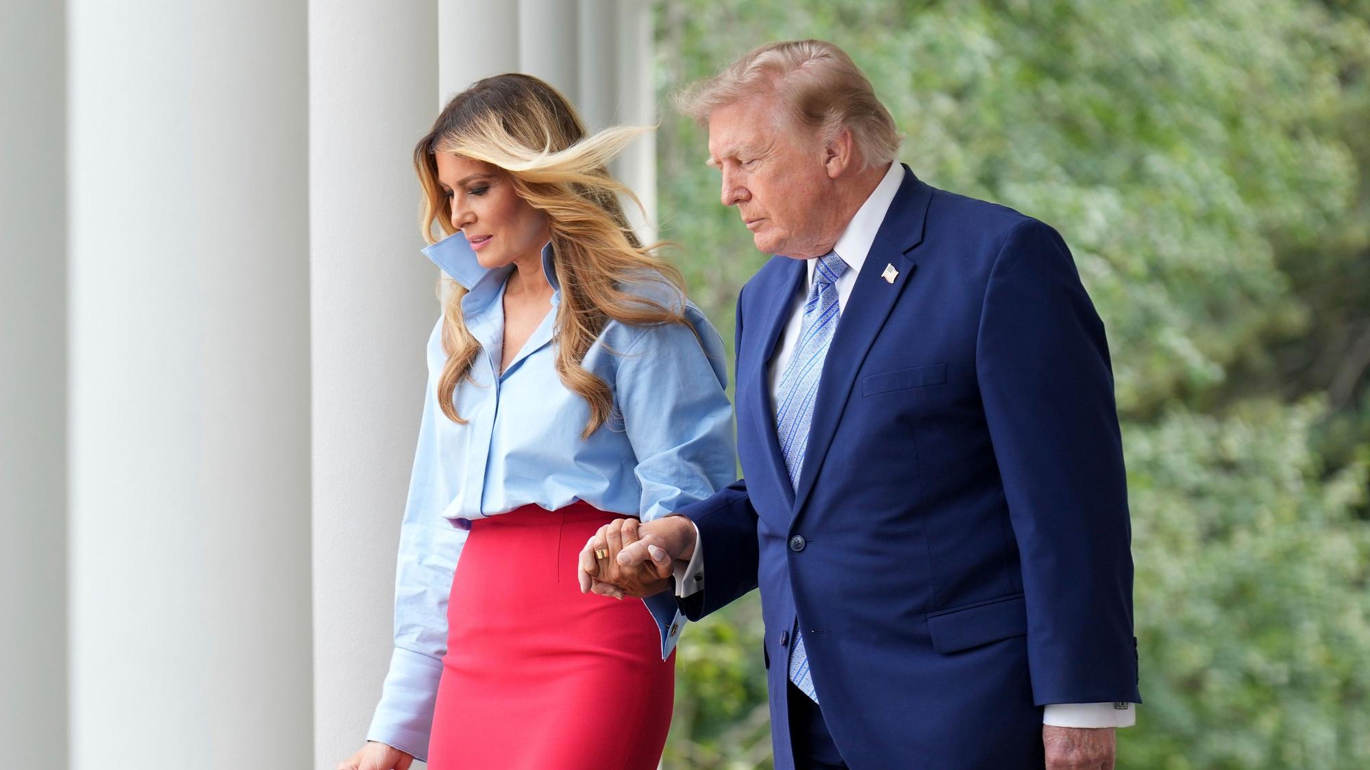 US-Präsident Donald Trump und First Lady Melania Trump sind auf dem Weg zu einer Veranstaltung im Rosengarten des Weißen Hauses.