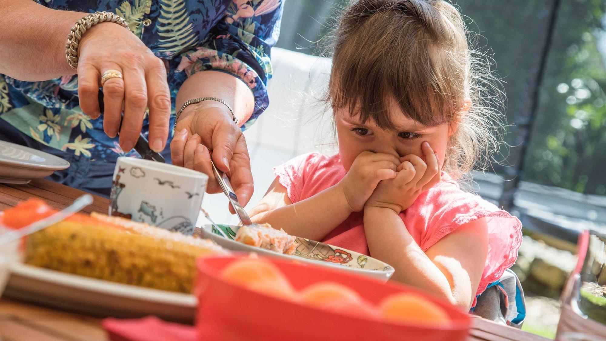 Kind verzieht beim Essen das Gesicht