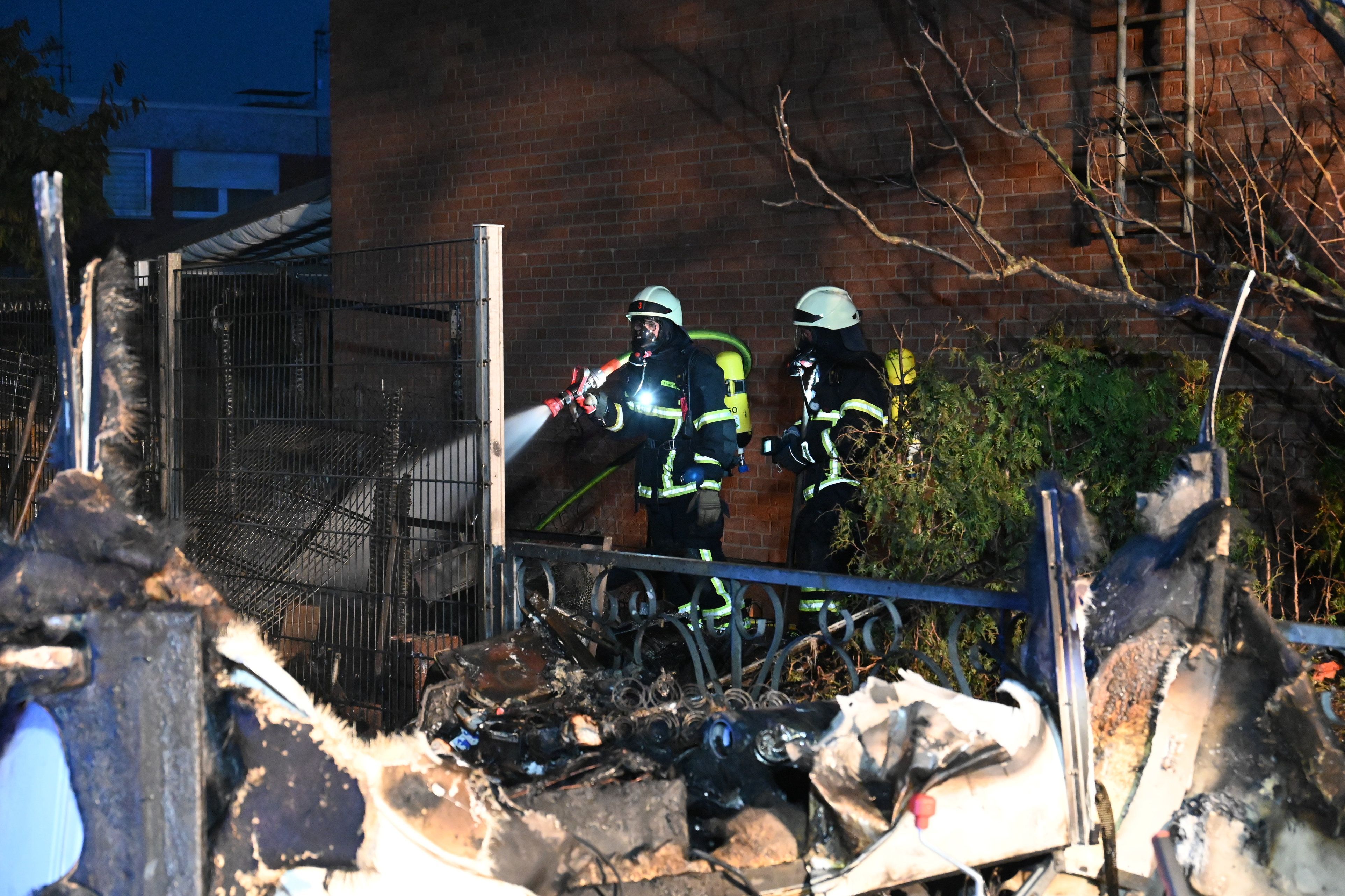 Bei einem Feuer am 12. Juli in Erftstadt brannten ein Wohnwagen und ein Anbau aus Holz völlig aus.
