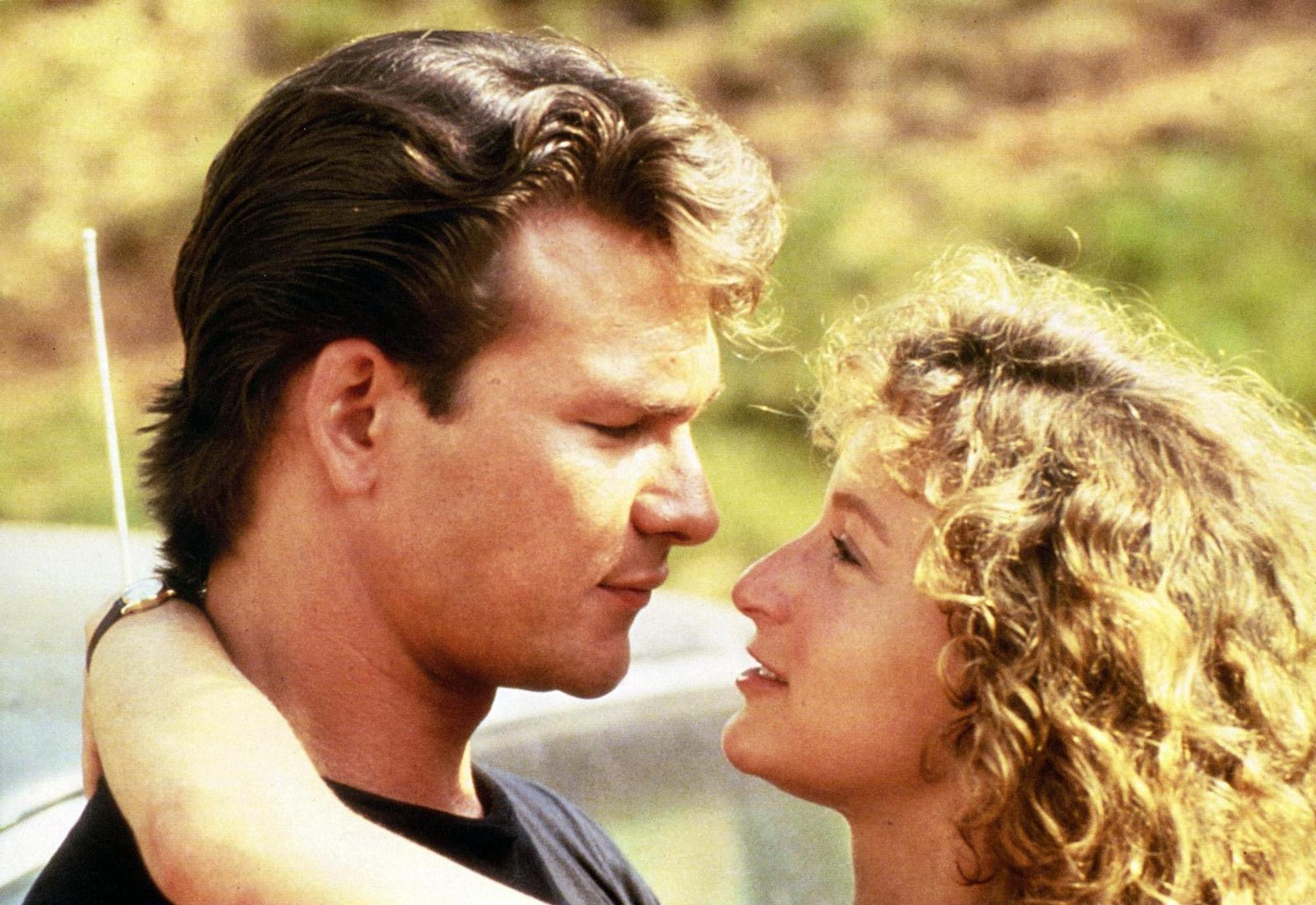 Eine Filmromanze für die Ewigkeit: Frances (Jennifer Grey) und Johnny (Patrick Swayze) in „Dirty Dancing“. (Bild: RTL / Vestron Pictures)