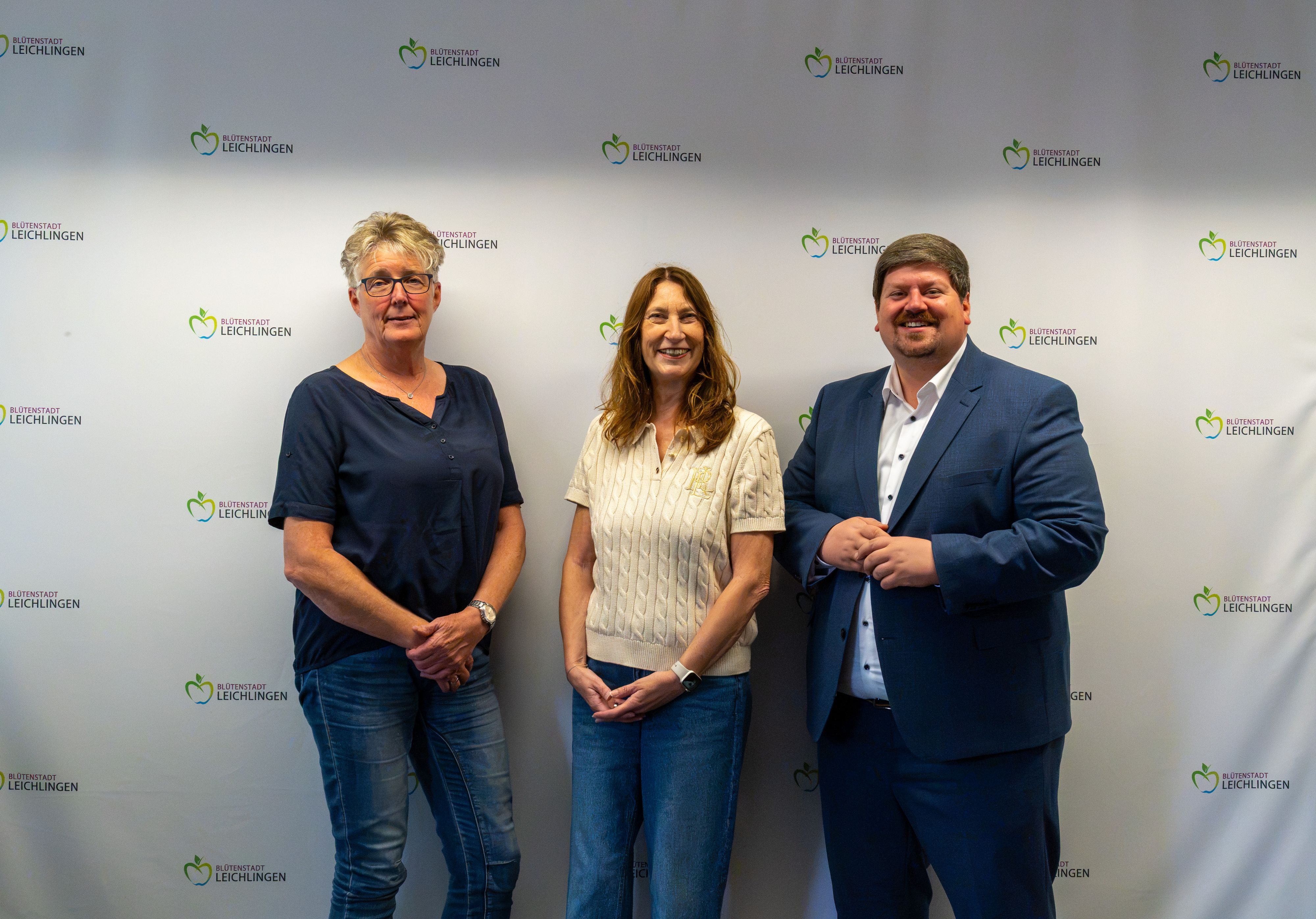 Petra Schönzeler (M.) ist neue Schiedsfrau in Leichlingen, Karin Schöning (Leiterin Ordnungsamt) und Maurice Winter (Bürgermeister) stellten sie vor.