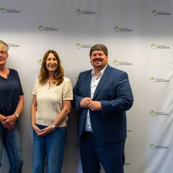 Petra Schönzeler (M.) ist neue Schiedsfrau in Leichlingen, Karin Schöning (Leiterin Ordnungsamt) und Maurice Winter (Bürgermeister) stellten sie vor.