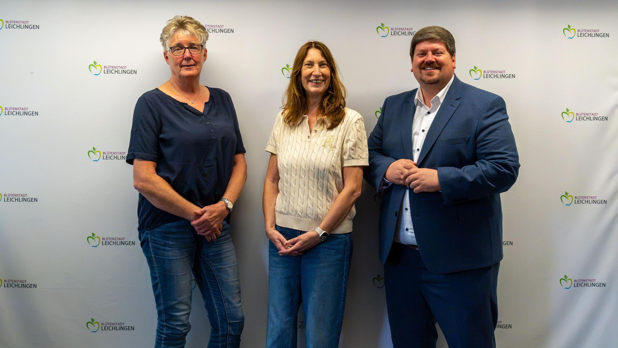 Petra Schönzeler (M.) ist neue Schiedsfrau in Leichlingen, Karin Schöning (Leiterin Ordnungsamt) und Maurice Winter (Bürgermeister) stellten sie vor.