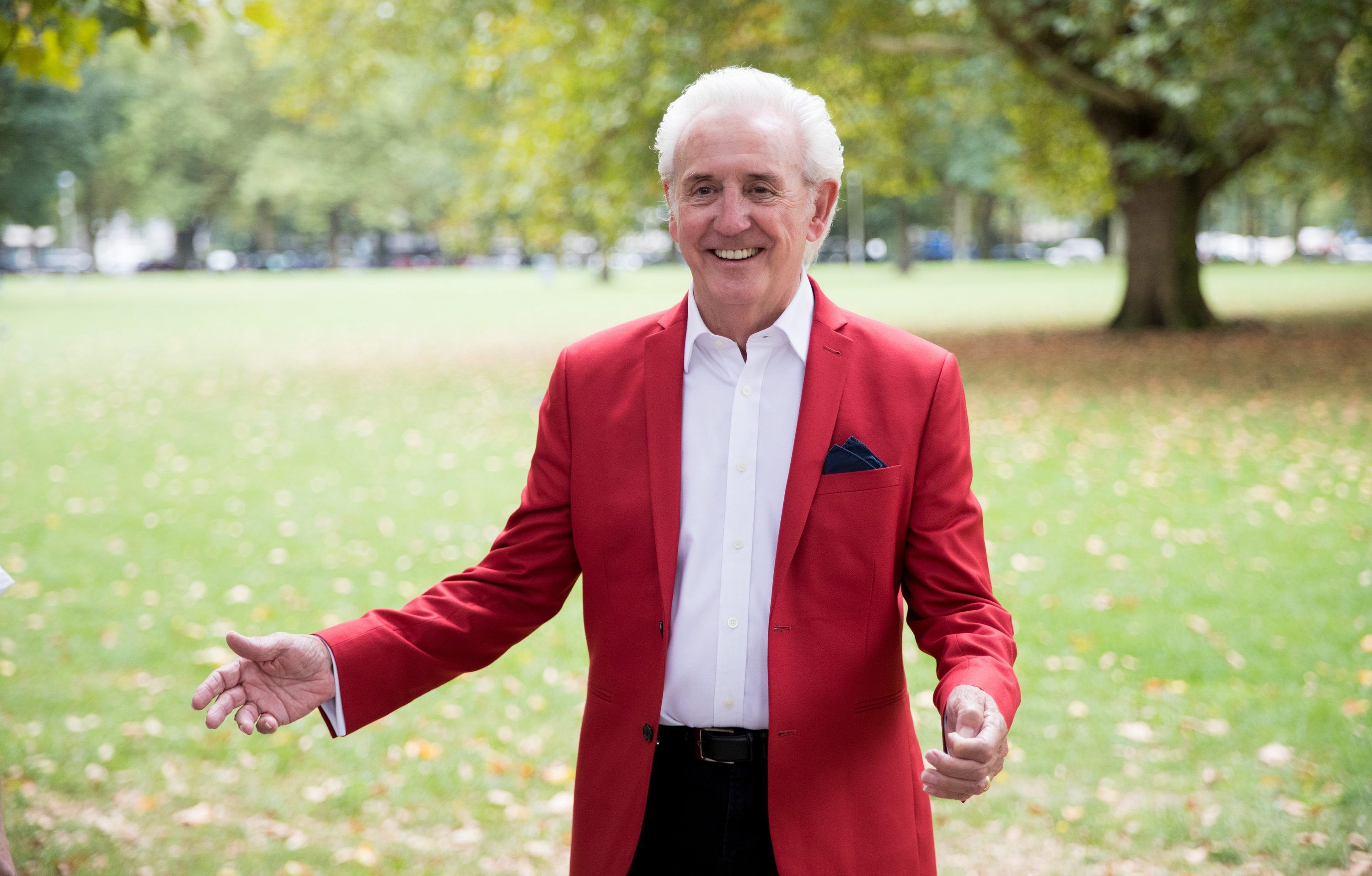 Tony Christie posiert.