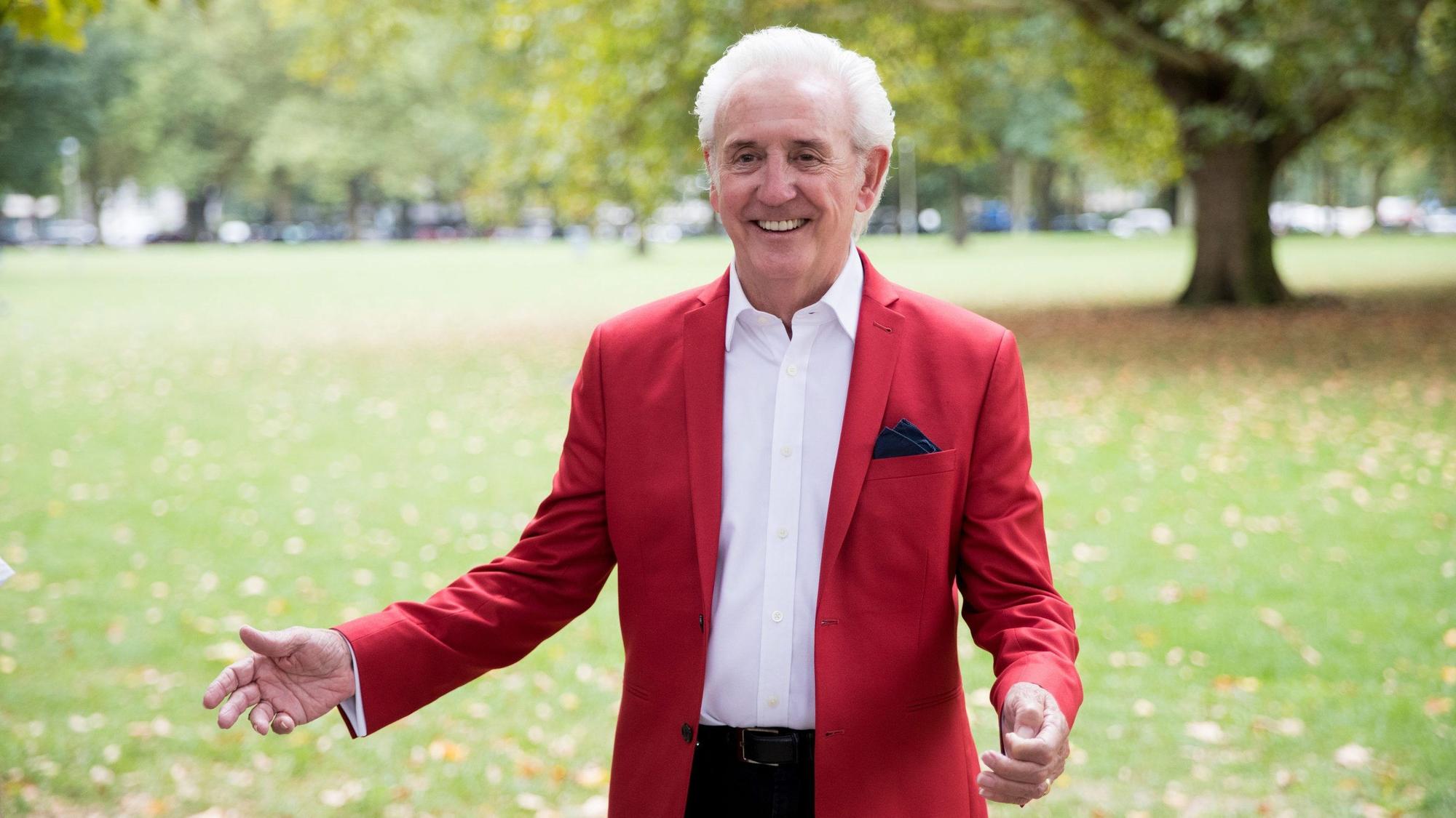 Tony Christie posiert.